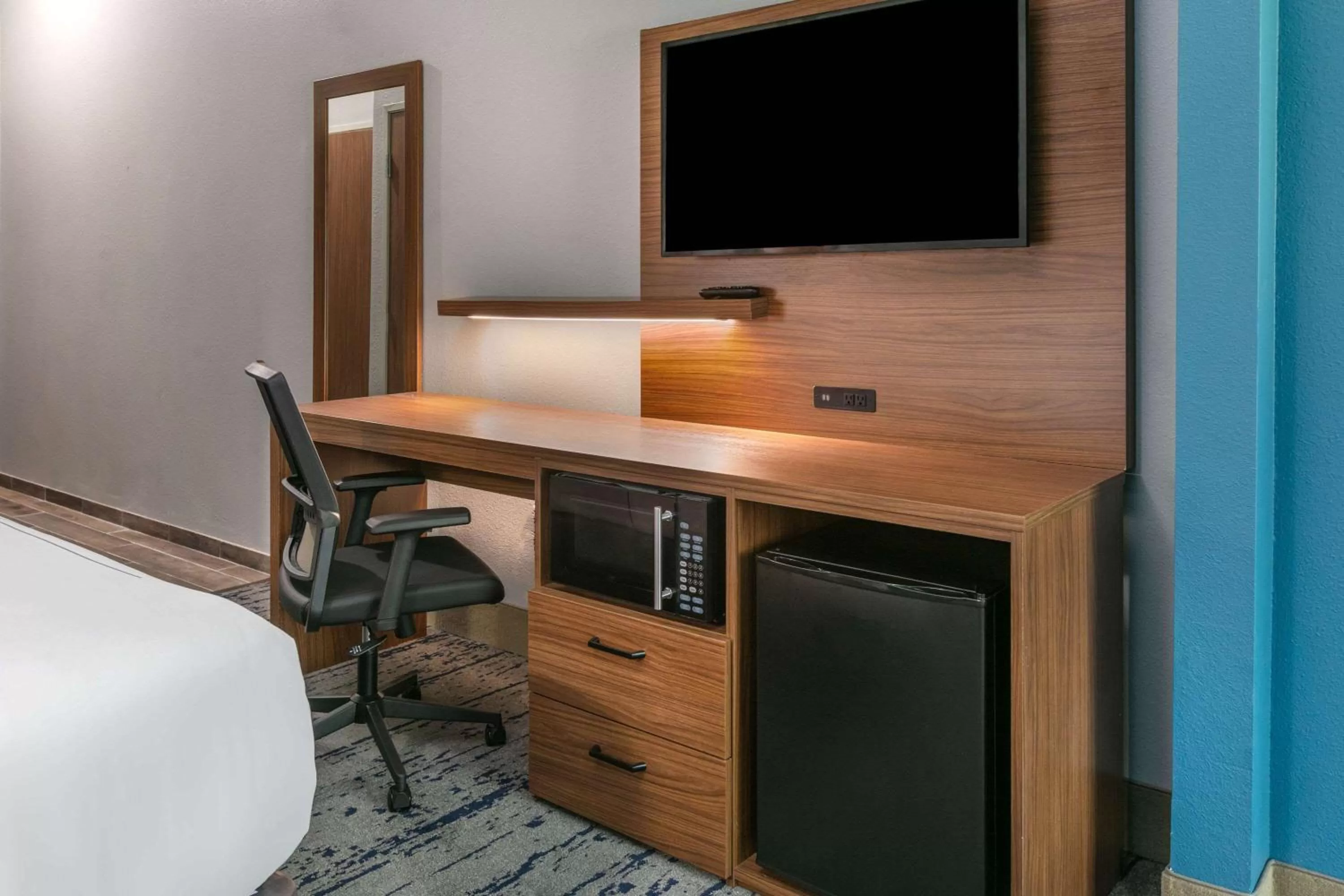 Photo of the whole room in La Quinta by Wyndham Jacksonville, Texas