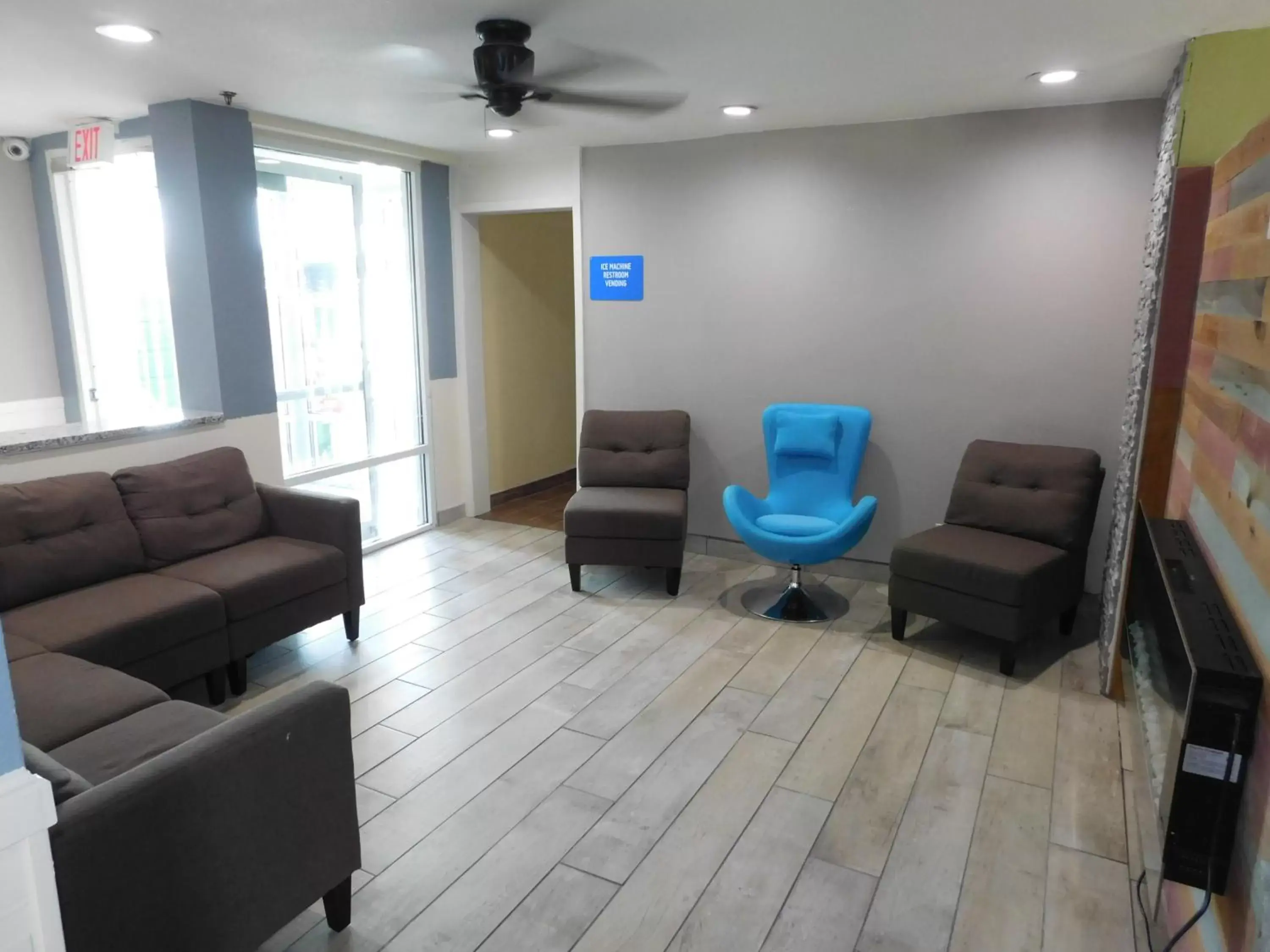 Lobby or reception, Seating Area in Days Inn by Wyndham West Des Moines - Clive