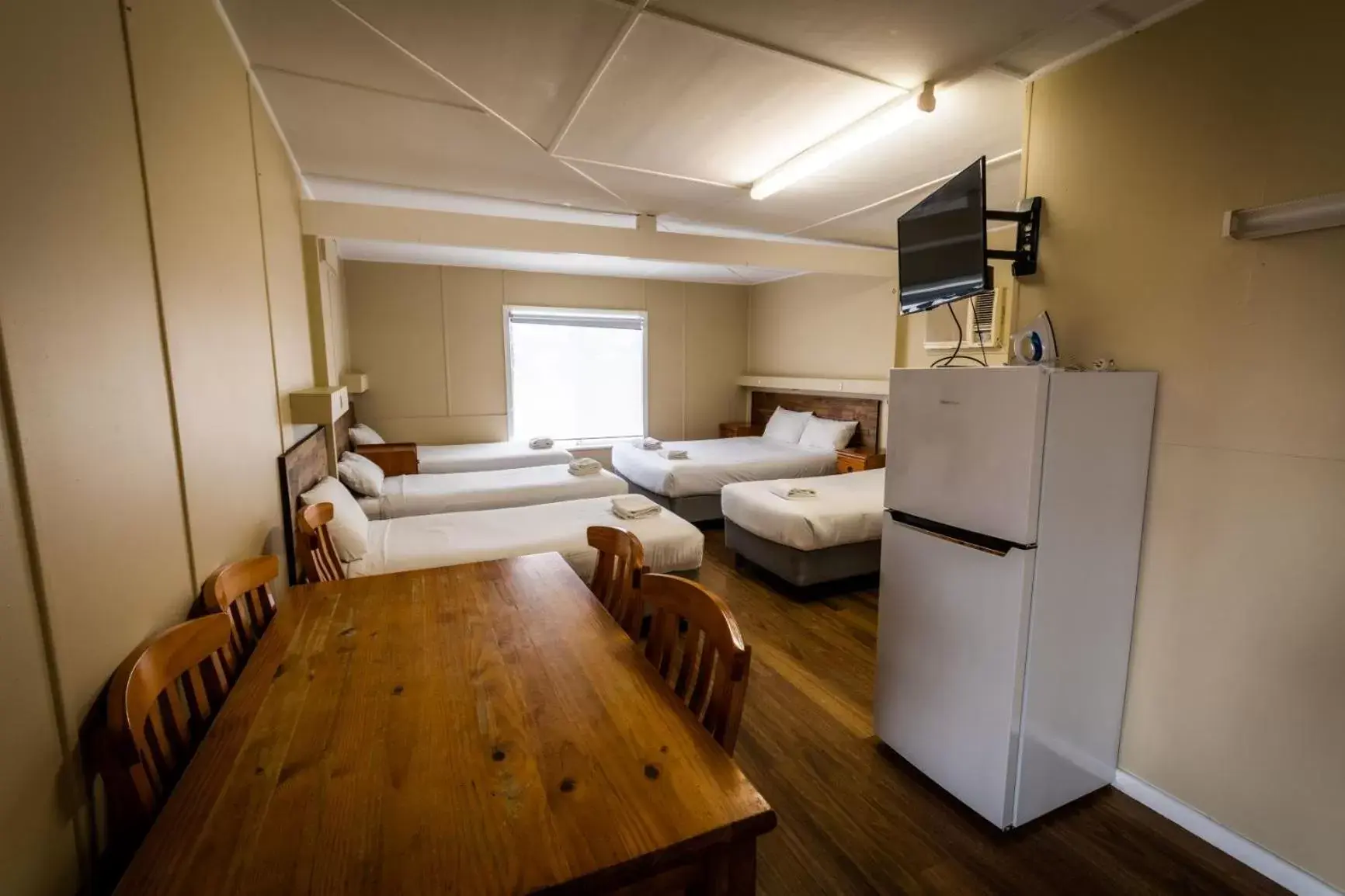 Bathroom, Dining Area in Ardeanal Motel