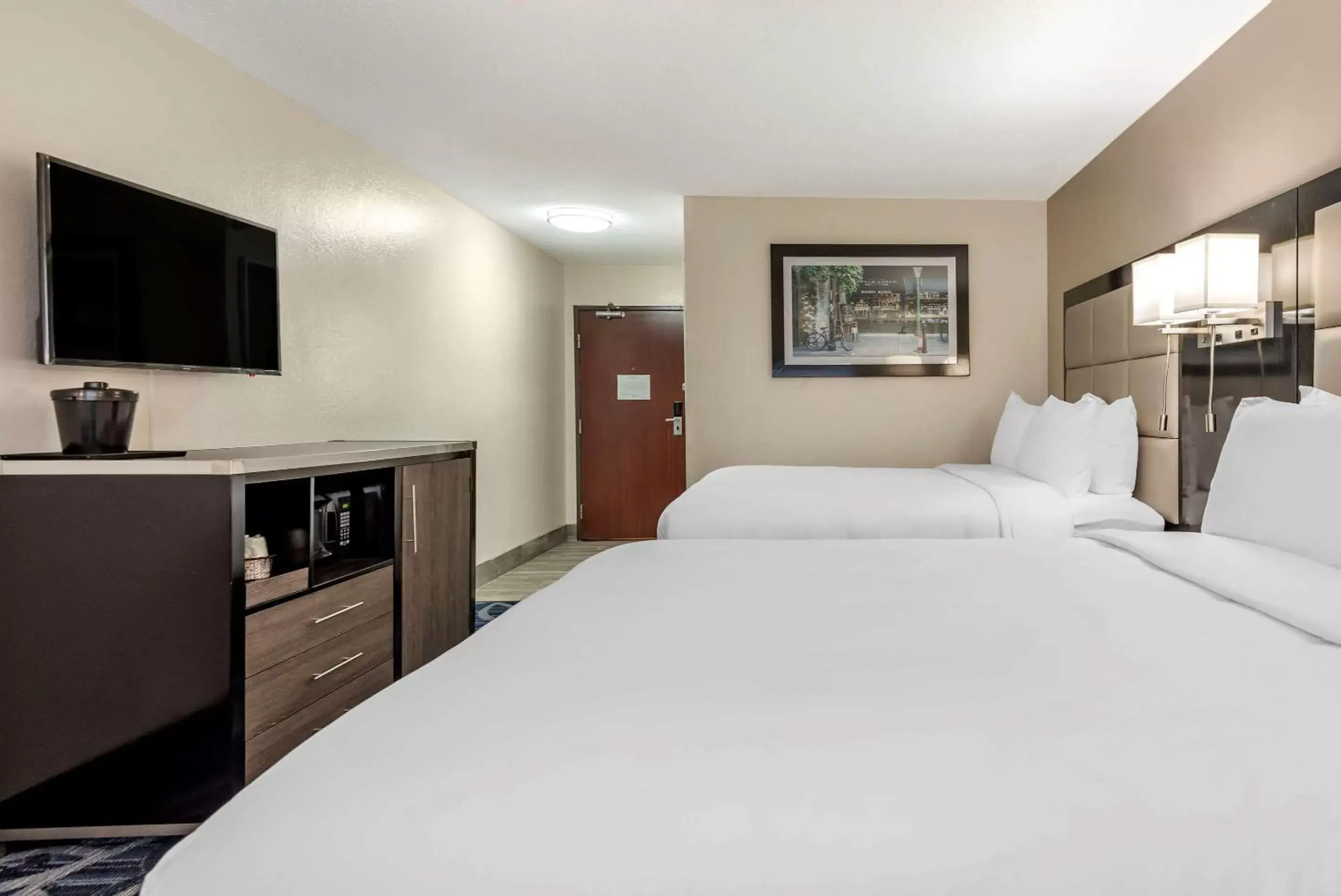 Photo of the whole room, Bed in Comfort Inn & Suites Liverpool-Clay