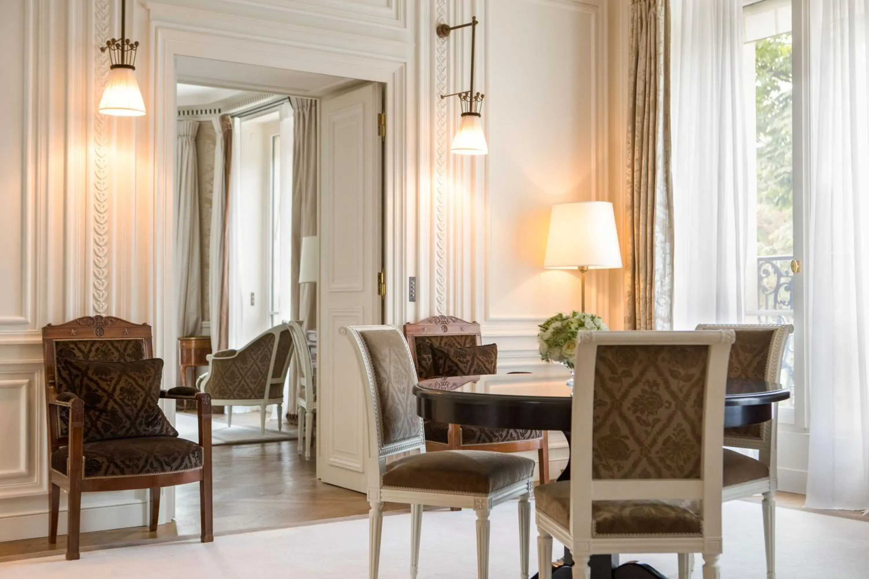 Living room in La Réserve Paris Hotel & Spa