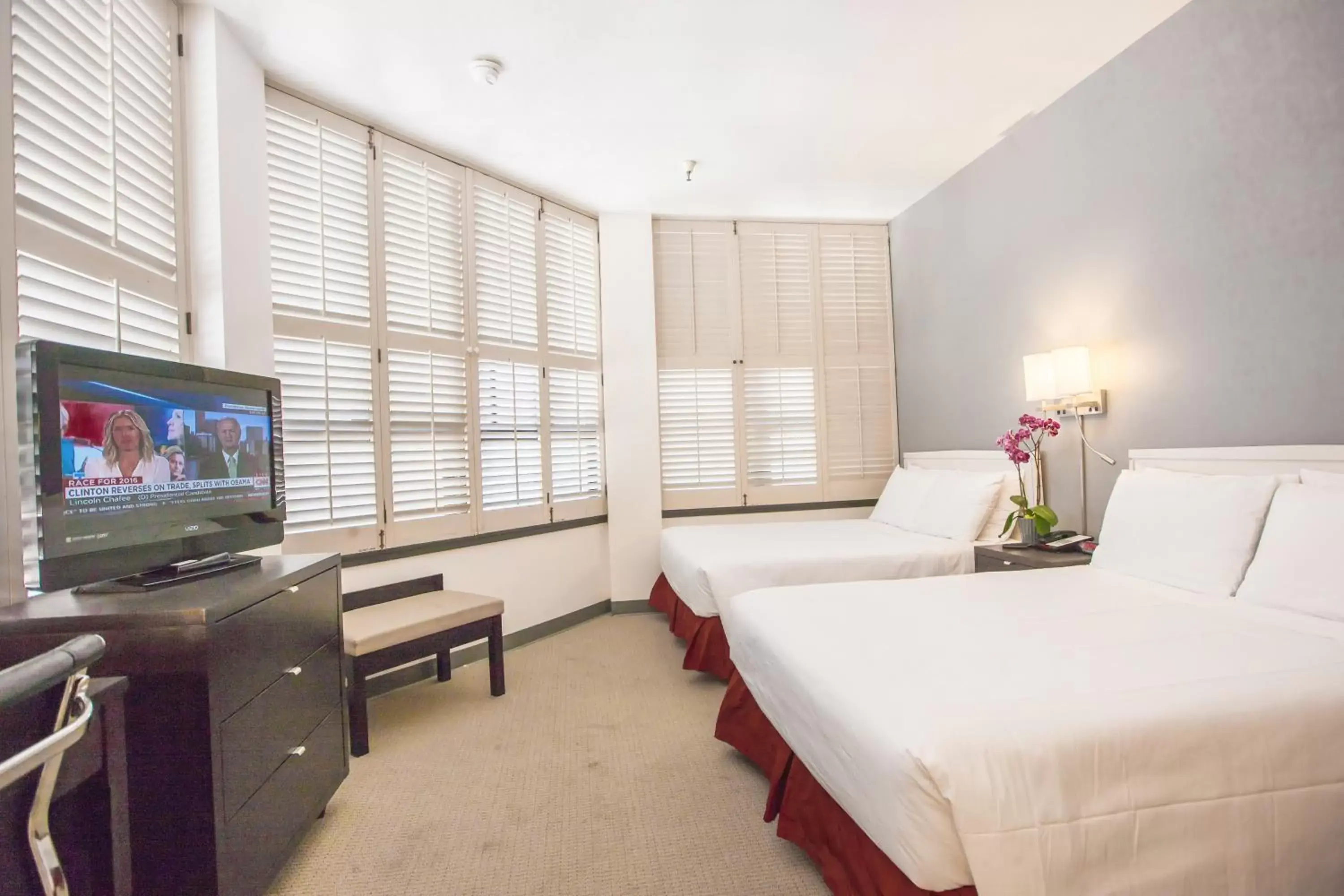 Bedroom, TV/Entertainment Center in Grant Plaza Hotel