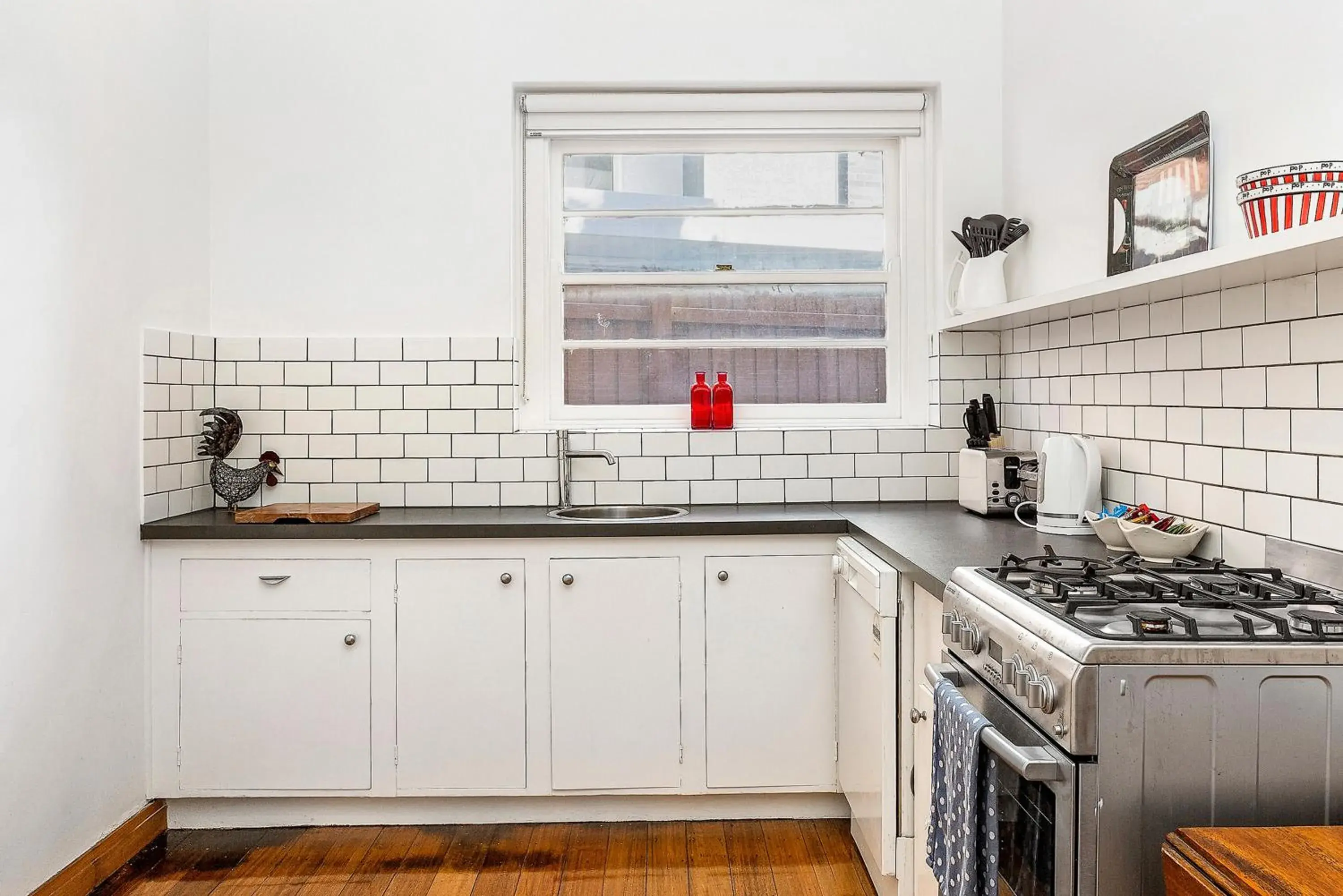 Kitchen or kitchenette, Kitchen/Kitchenette in Captains Retreat Apartments and Cottages