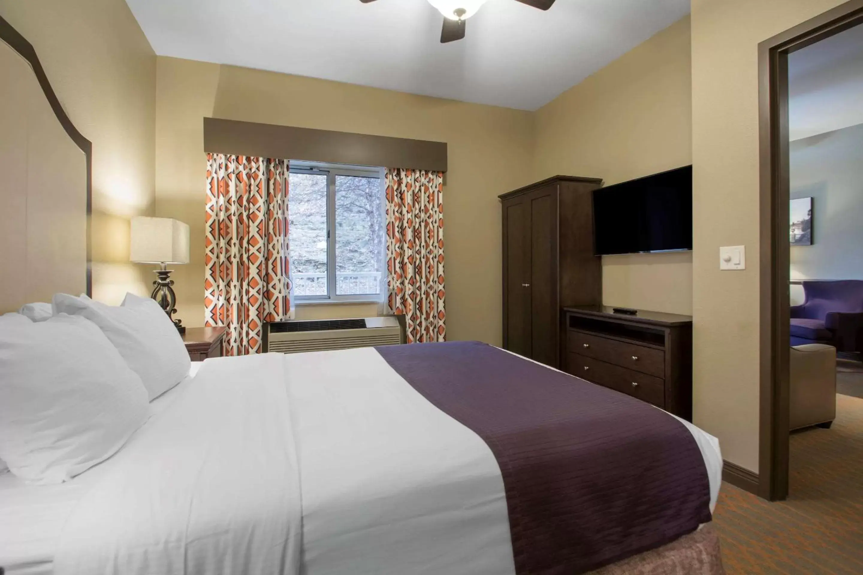 Bed in Bluegreen Vacations Odyssey Dells Resort