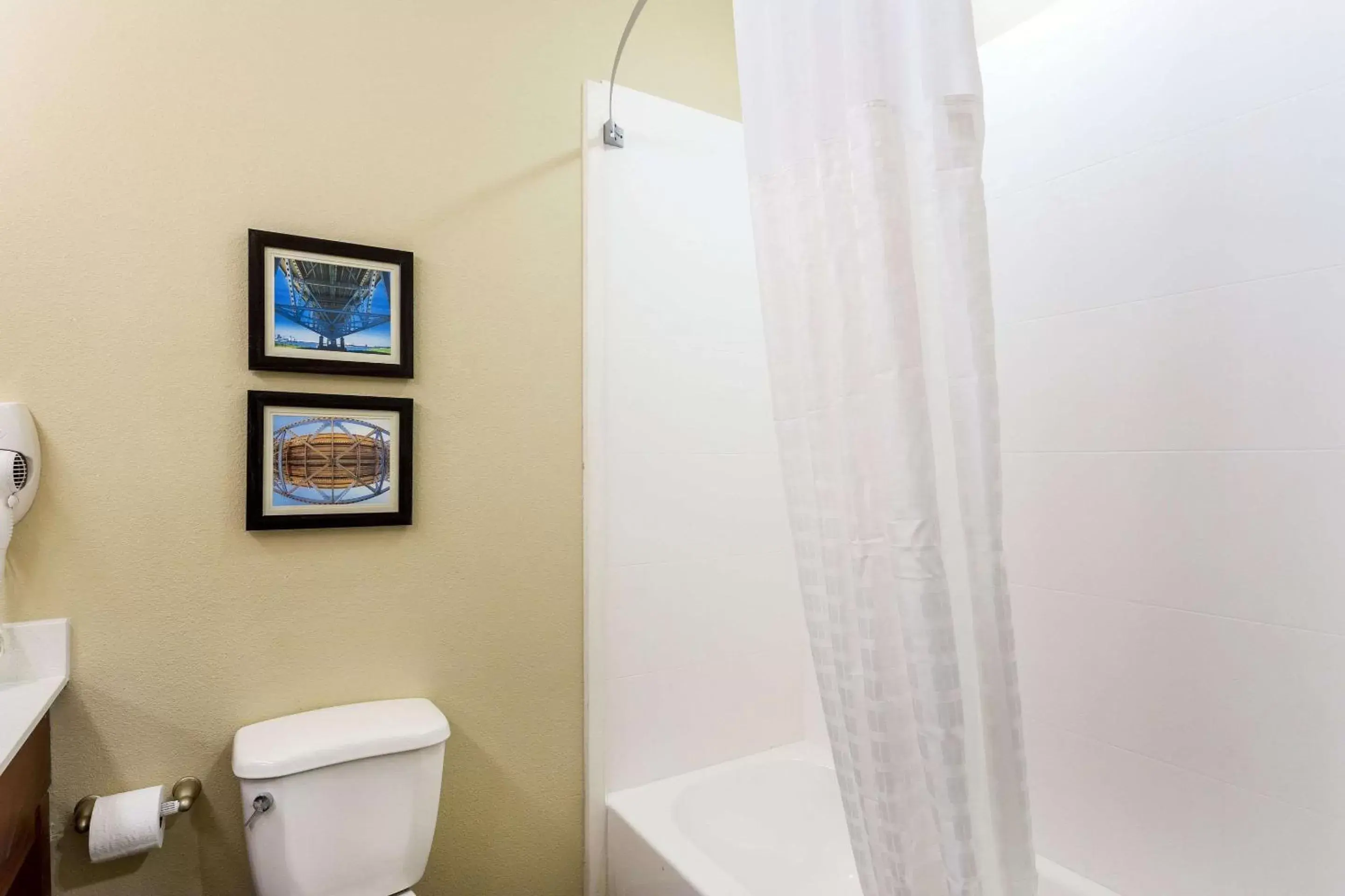 Bathroom in Comfort Inn & Suites Baton Rouge Airport