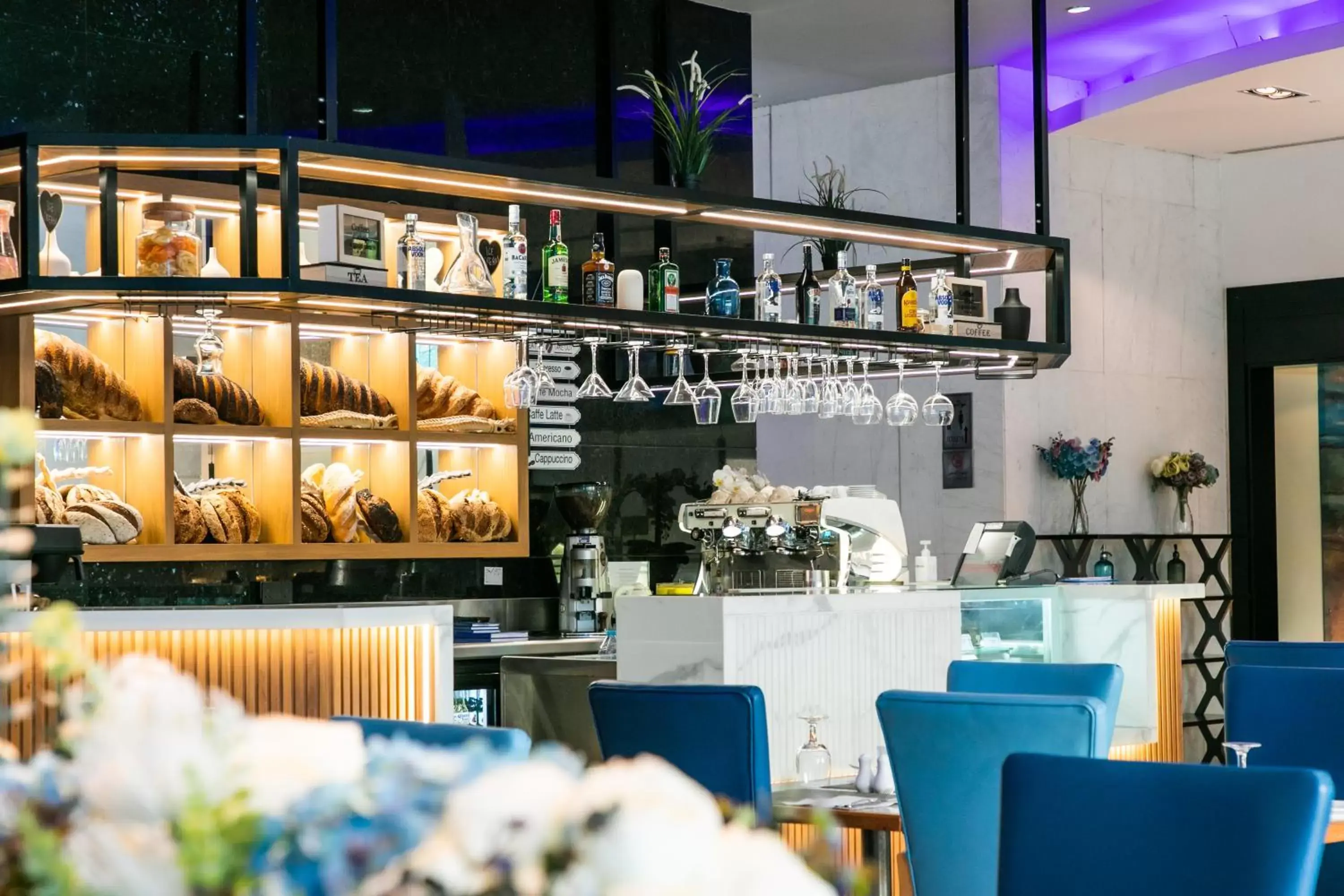 Breakfast, Lounge/Bar in Marina Byblos Hotel