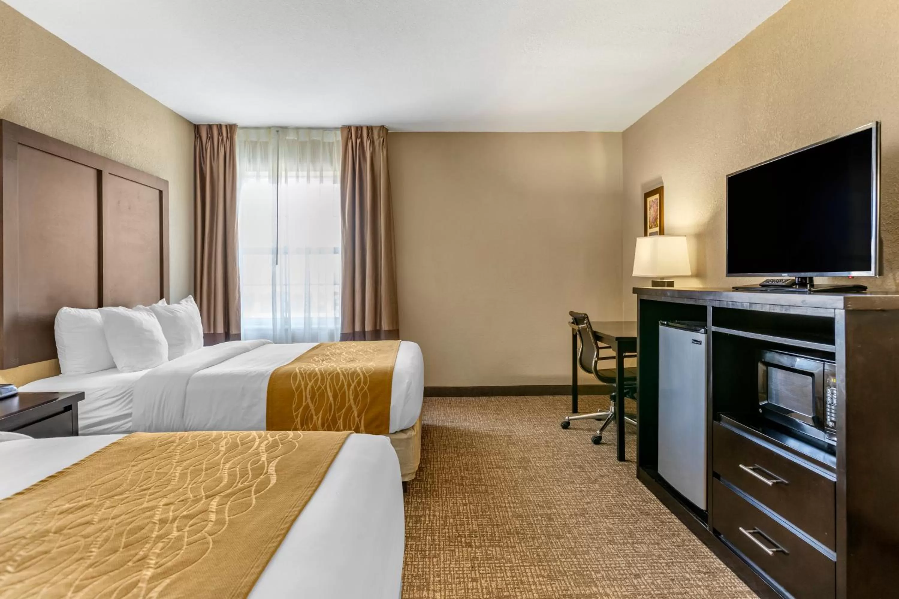 Bed in Comfort Inn & Suites Allen Park - Dearborn