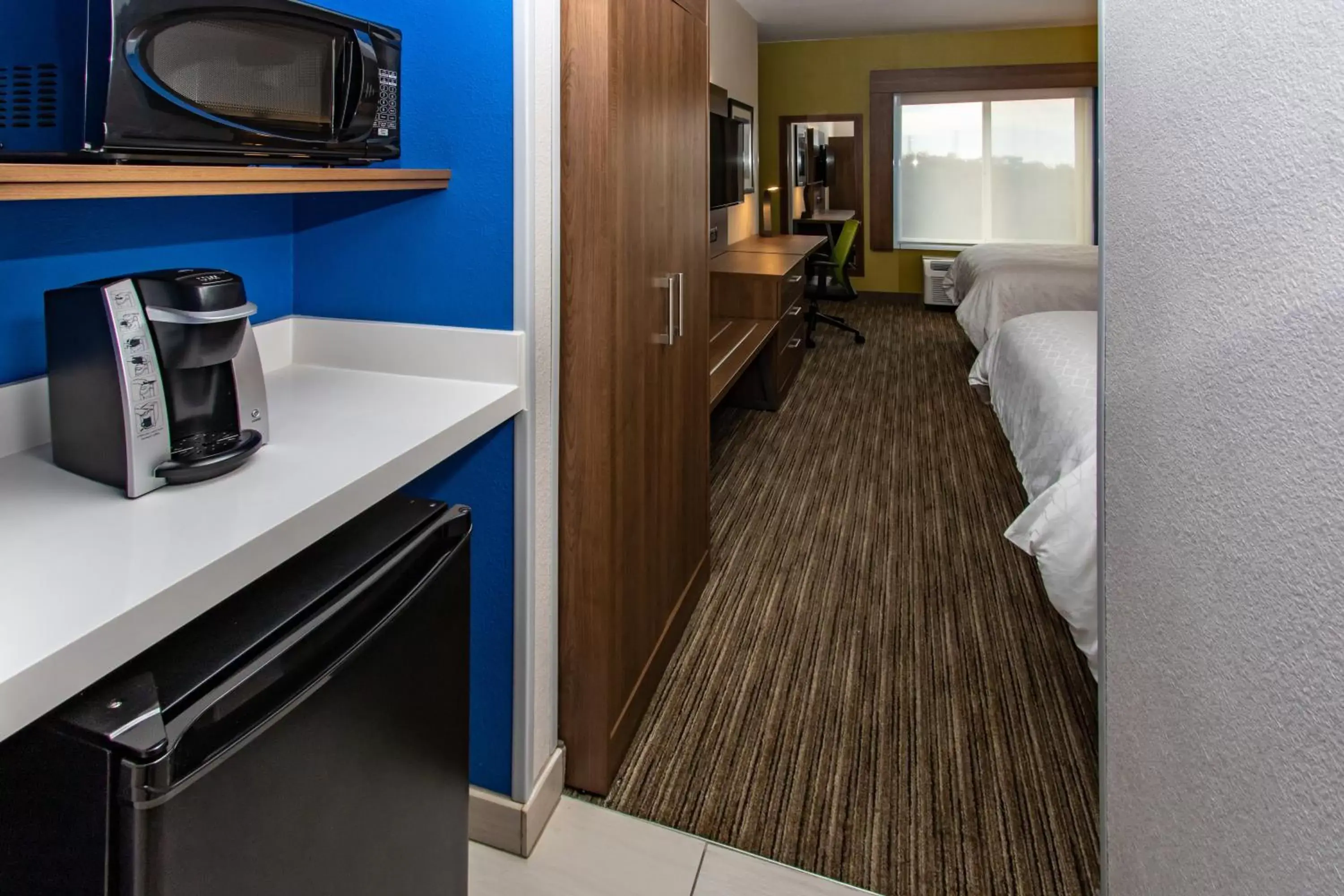 Photo of the whole room, Kitchen/Kitchenette in Holiday Inn Express Hotel & Suites Roseville - Galleria Area, an IHG Hotel