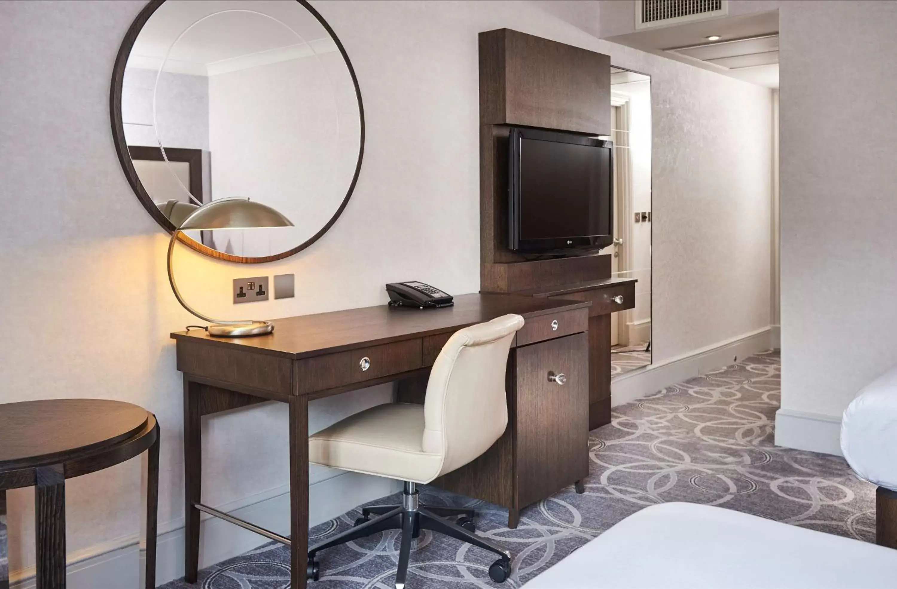 Bedroom, TV/Entertainment Center in DoubleTree by Hilton St. Anne's Manor