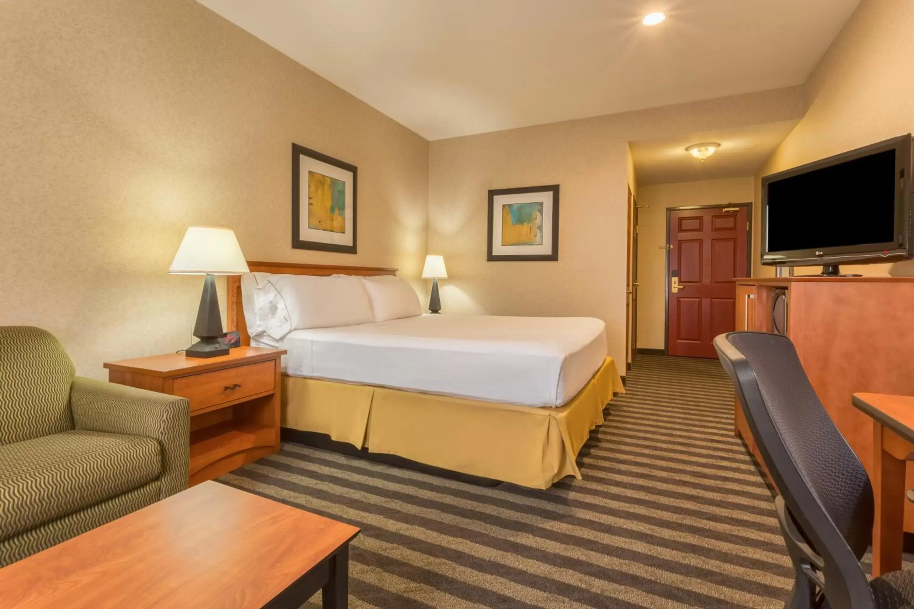 Photo of the whole room, Bed in Holiday Inn Express Hotel & Suites Manteca, an IHG Hotel