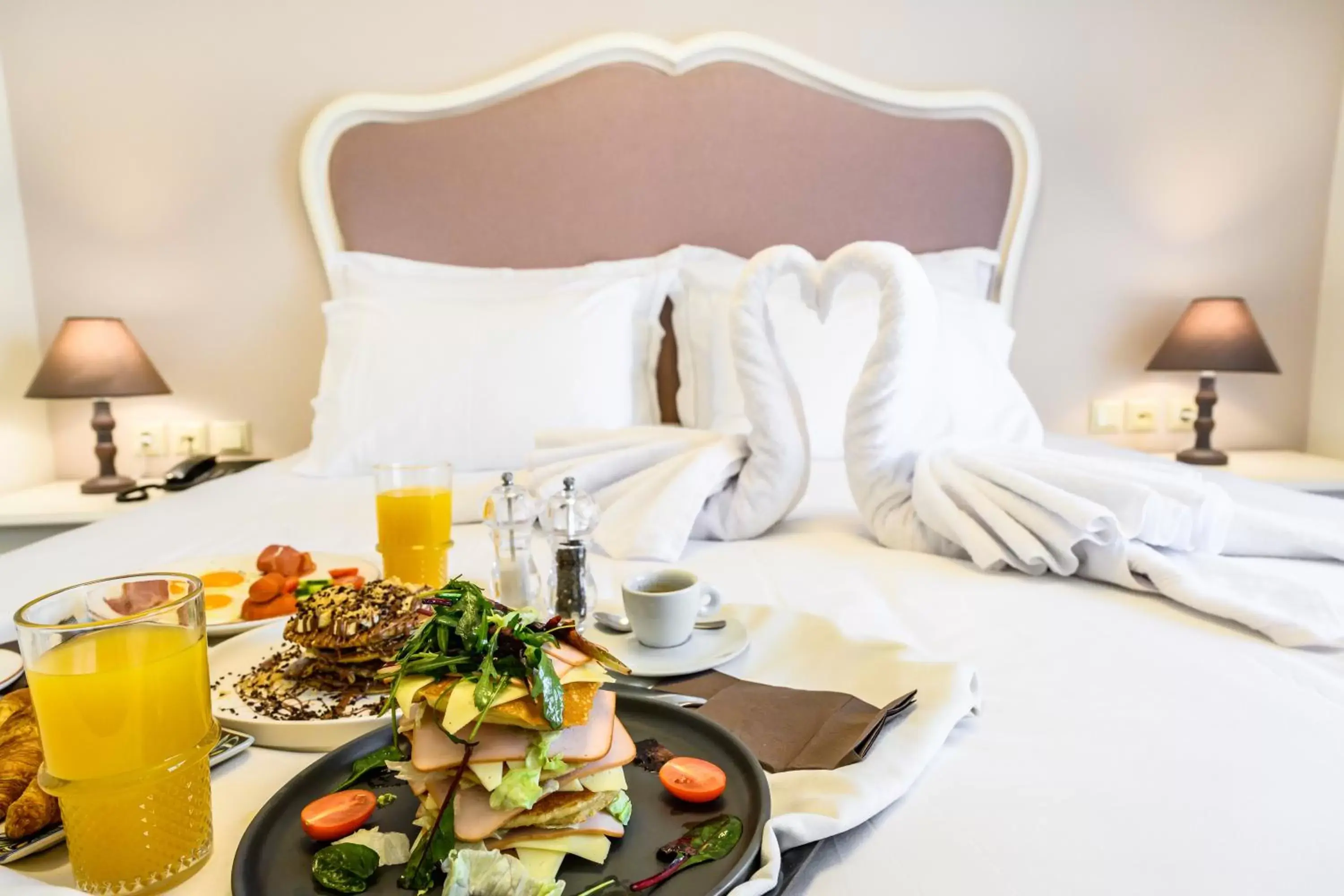 Breakfast, Bed in Emerald Suites