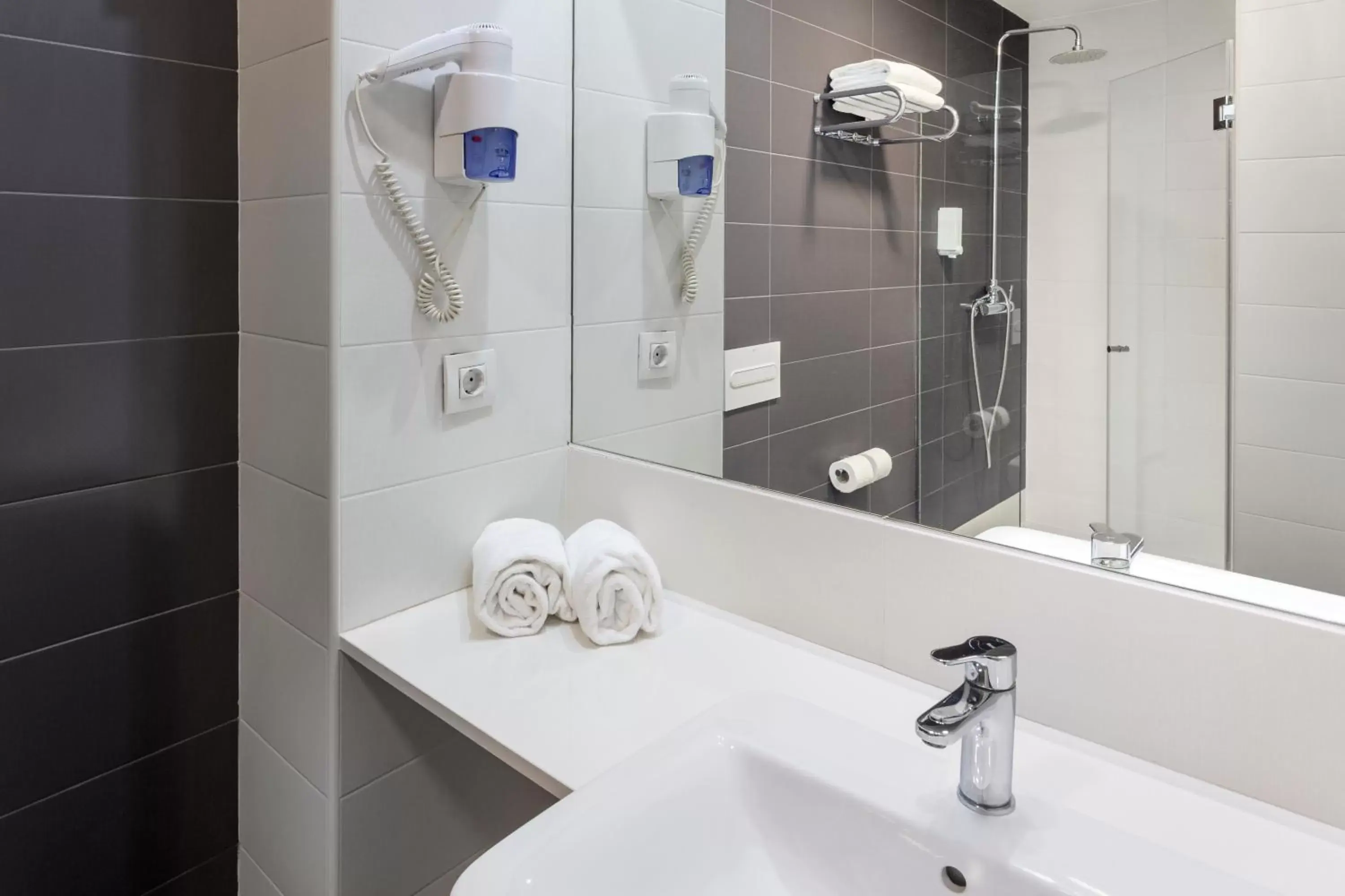 Shower, Bathroom in B&B HOTEL Barcelona Viladecans