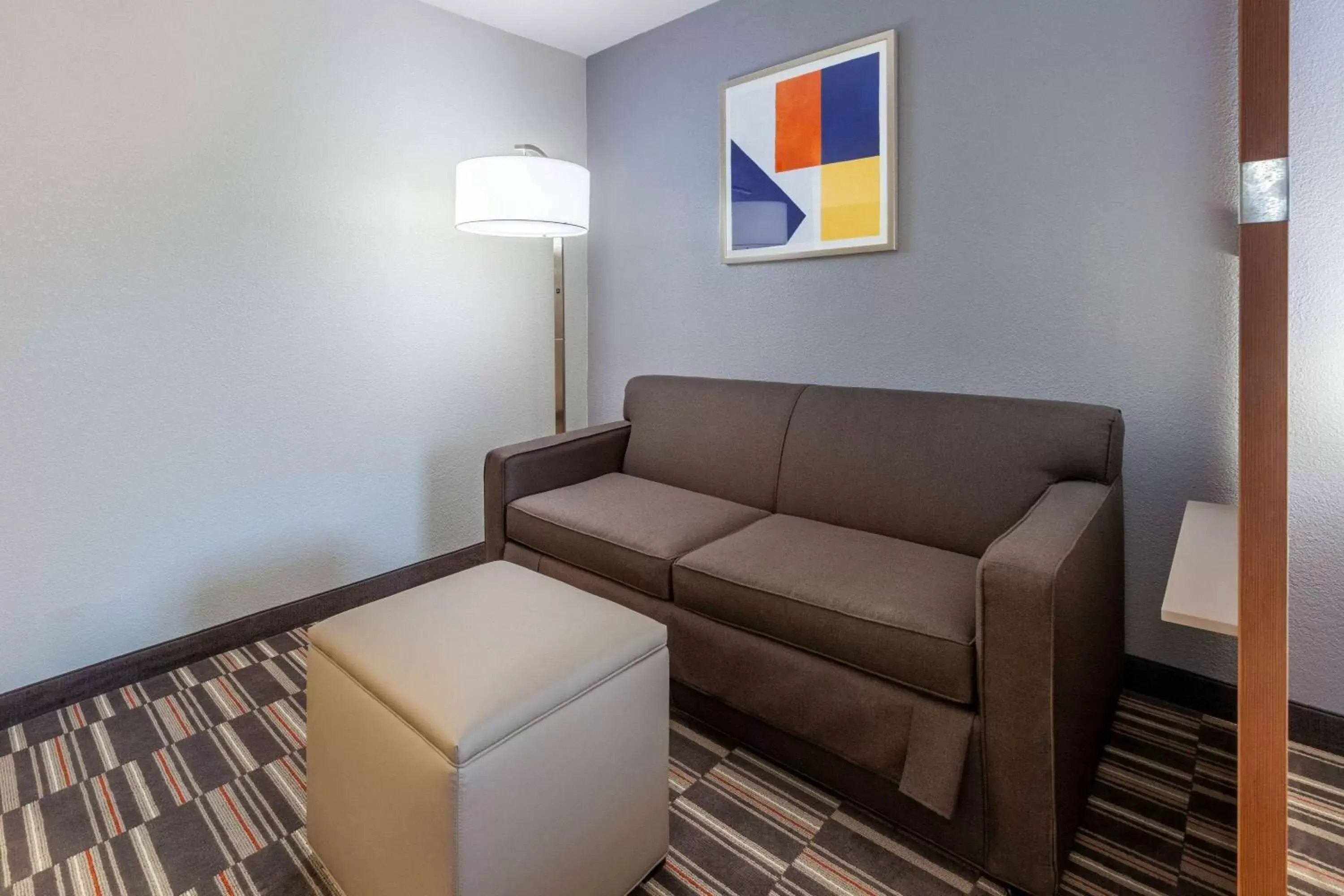 Bed, Seating Area in Microtel Inn & Suites by Wyndham Sunbury - Columbus North