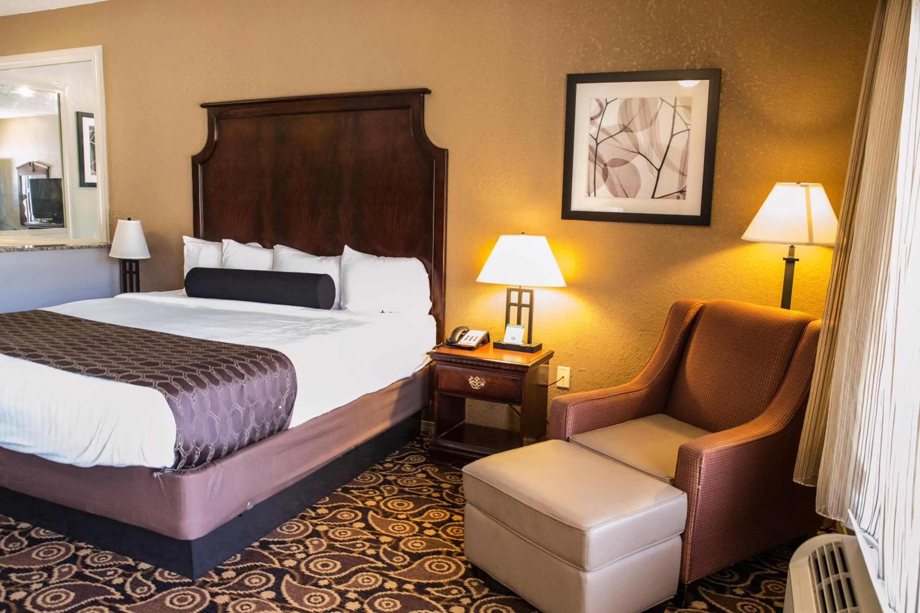 Seating area, Bed in Mockingbird Inn & Suites