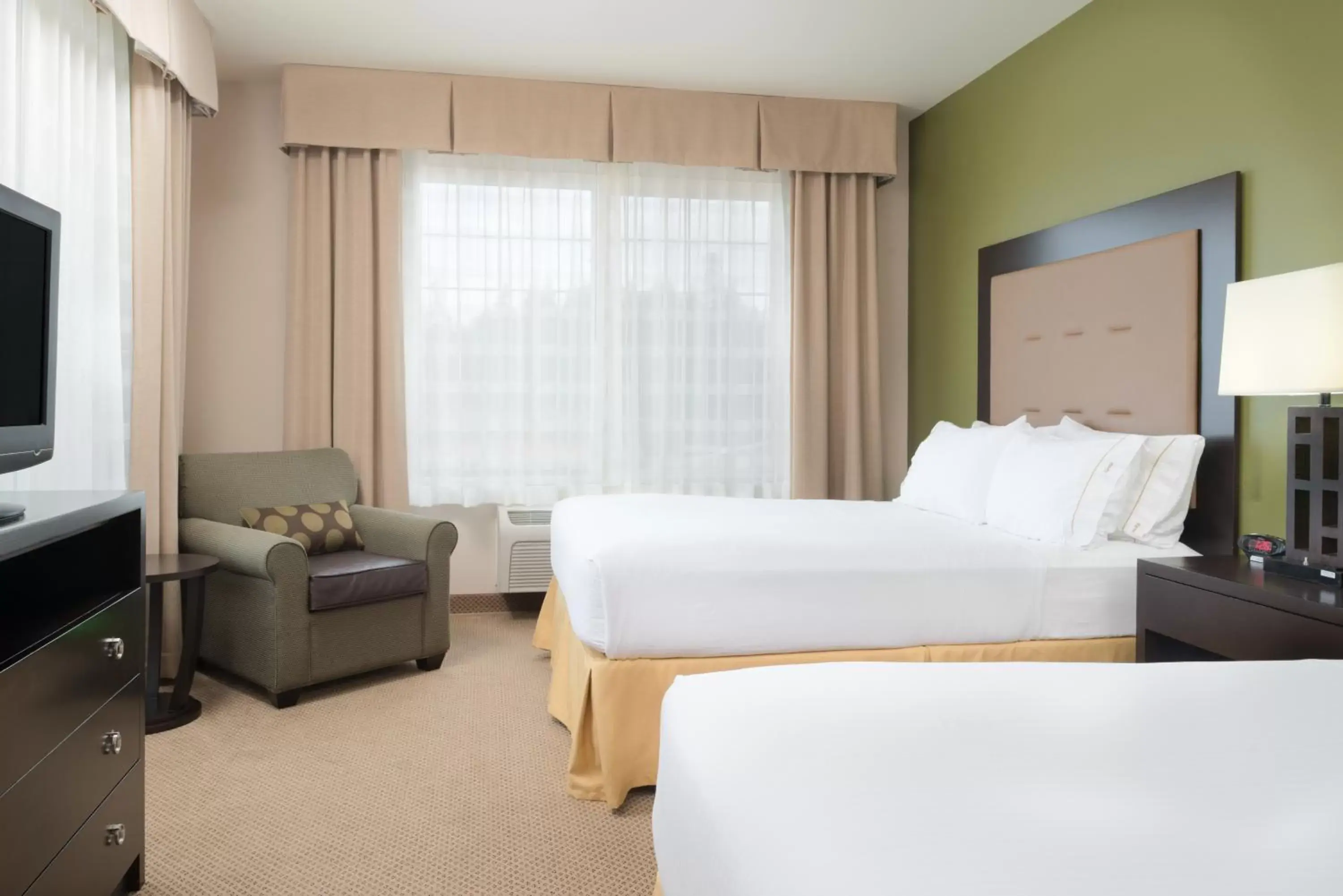 Bed in Holiday Inn Express Hotel & Suites North Sequim, an IHG Hotel