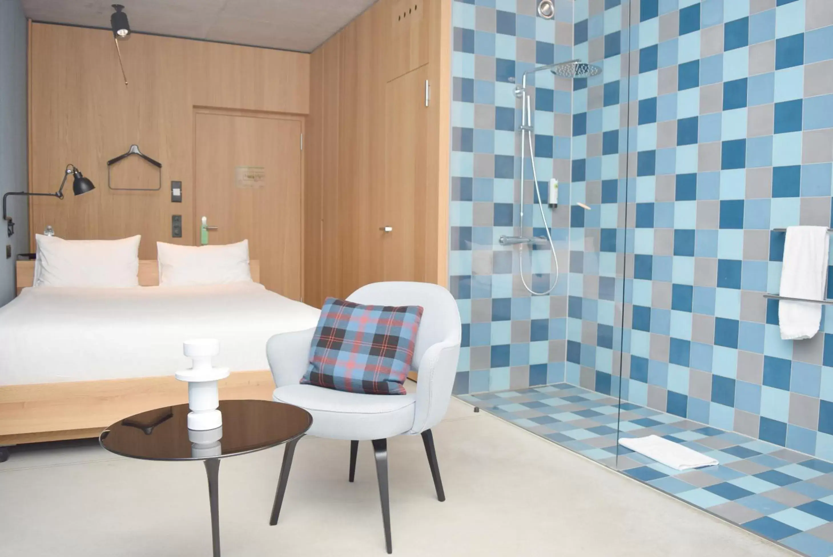 Shower, Seating Area in Placid Hotel Design & Lifestyle Zurich