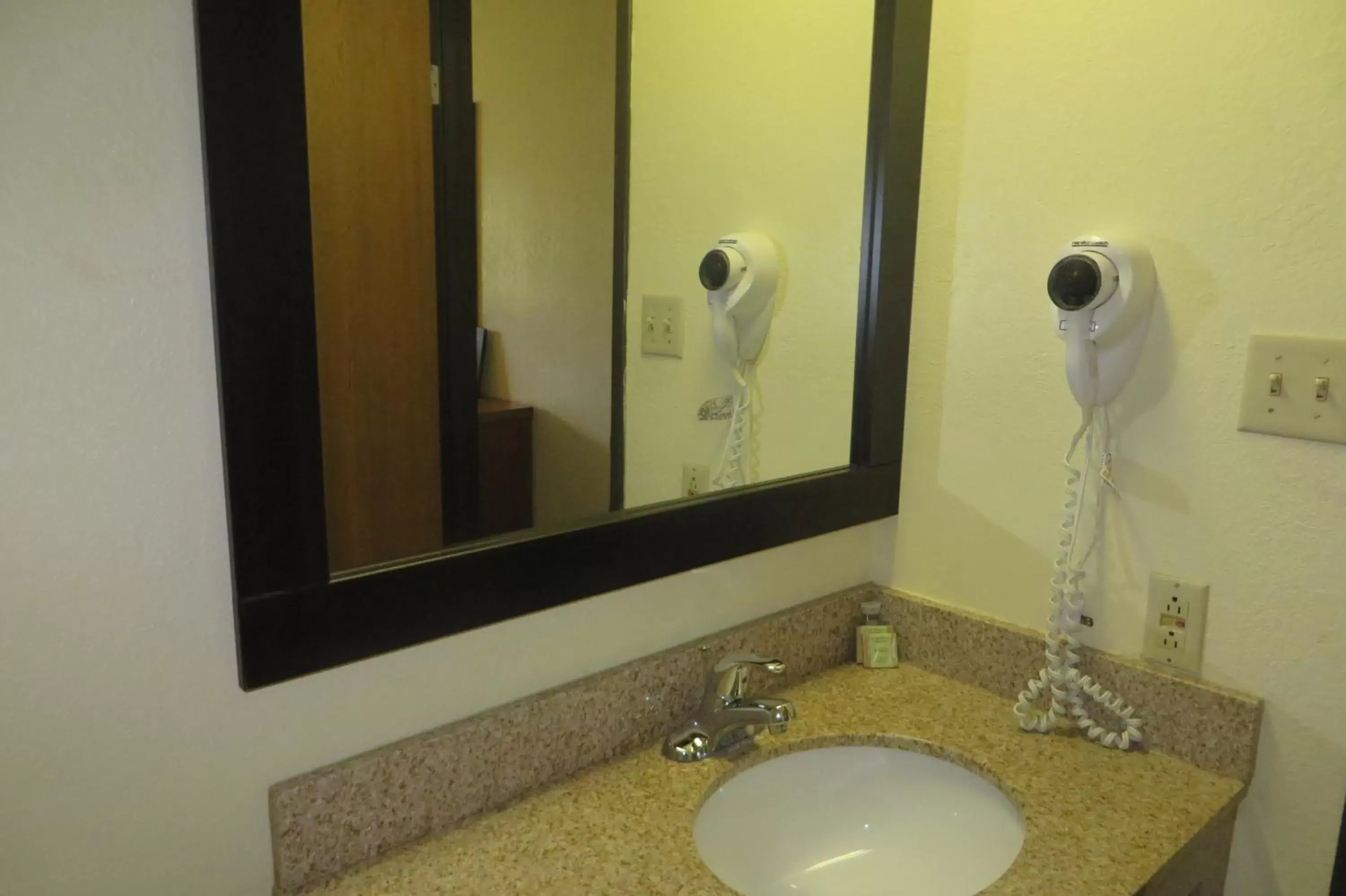 Bathroom in Super 8 by Wyndham Oskaloosa IA