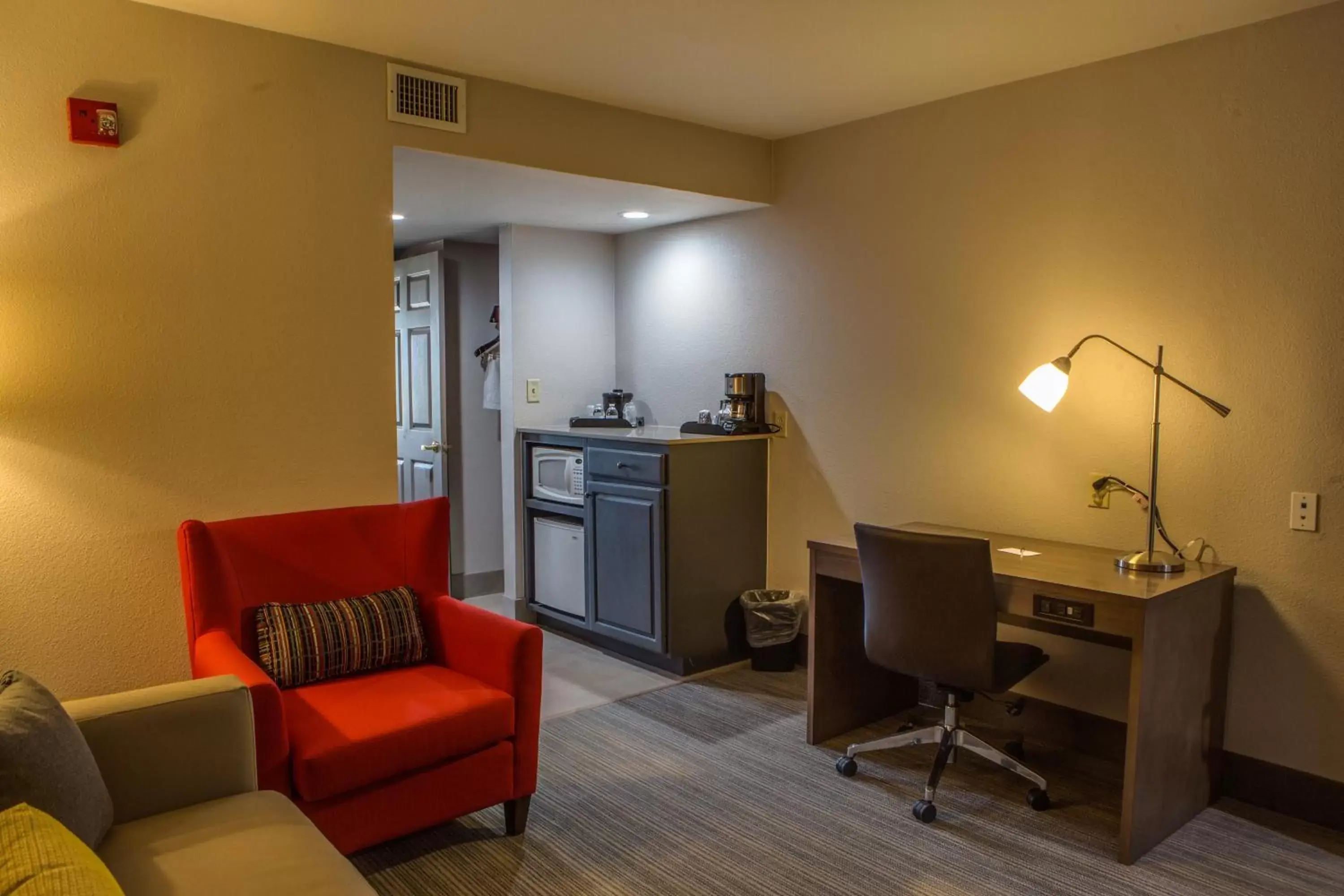 Kitchen or kitchenette, Seating Area in Country Inn & Suites by Radisson, Harlingen, TX