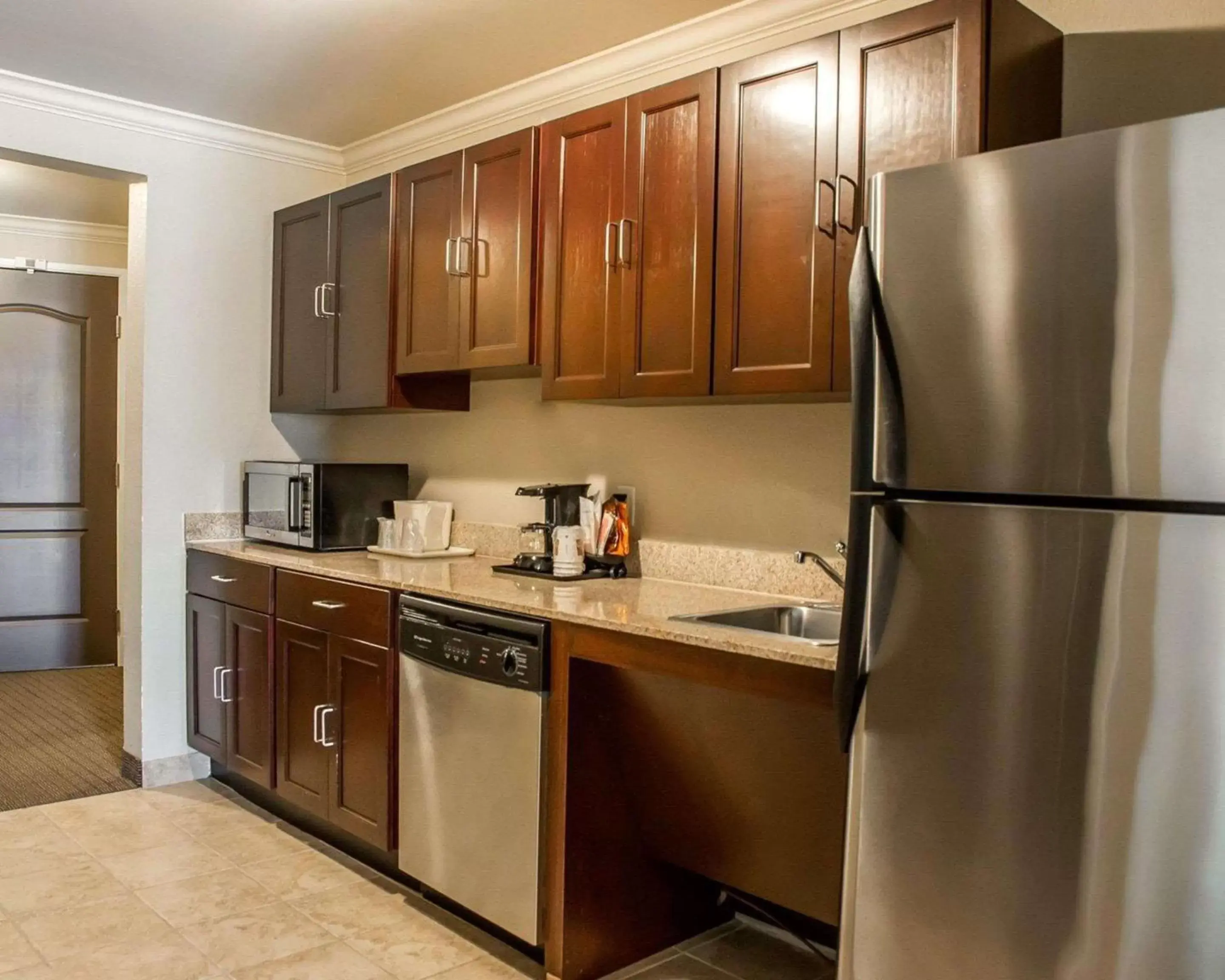 Photo of the whole room, Kitchen/Kitchenette in Comfort Suites Cincinnati North