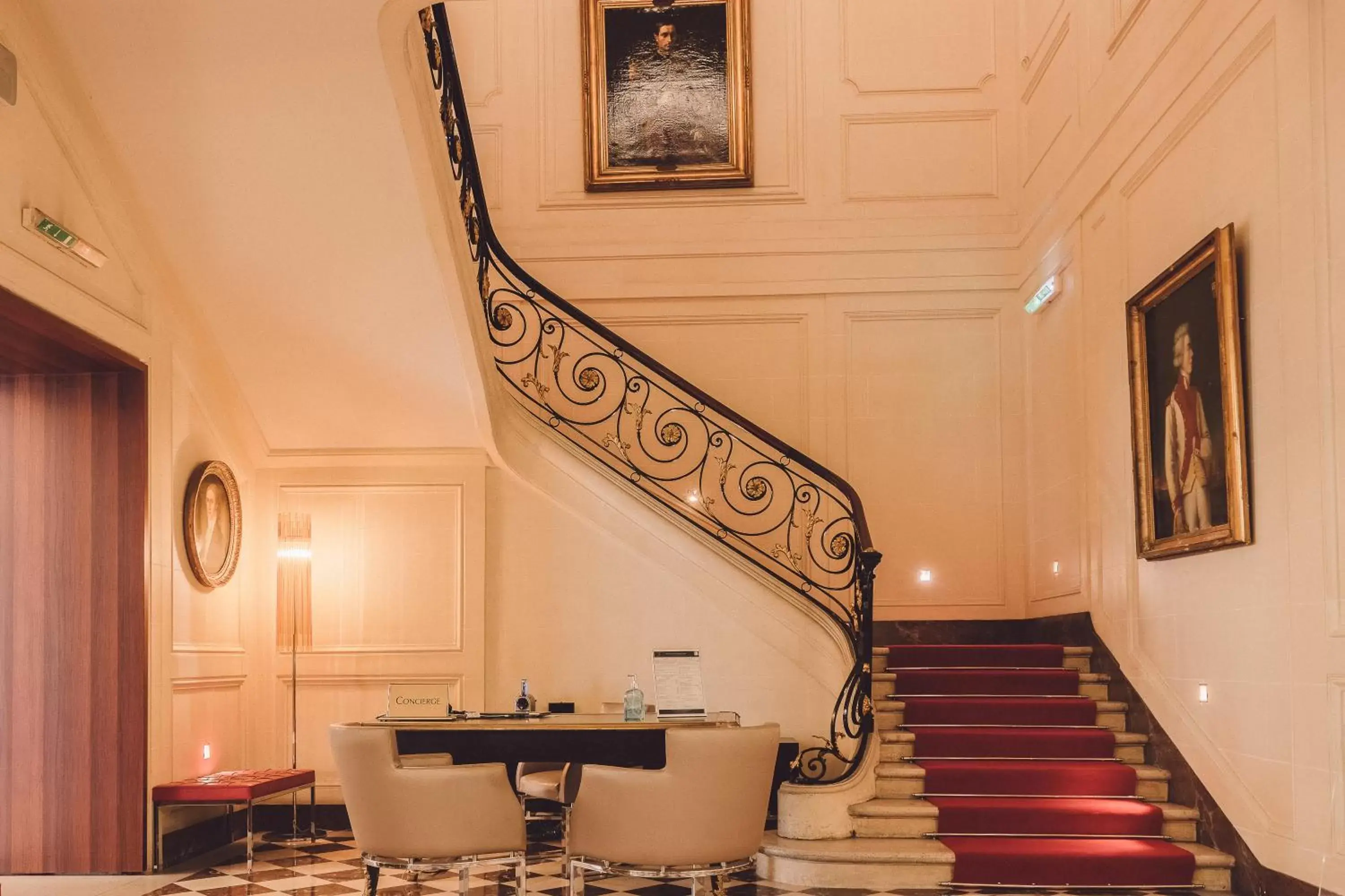 concierge, Restaurant/Places to Eat in Hotel De Sers Champs Elysees