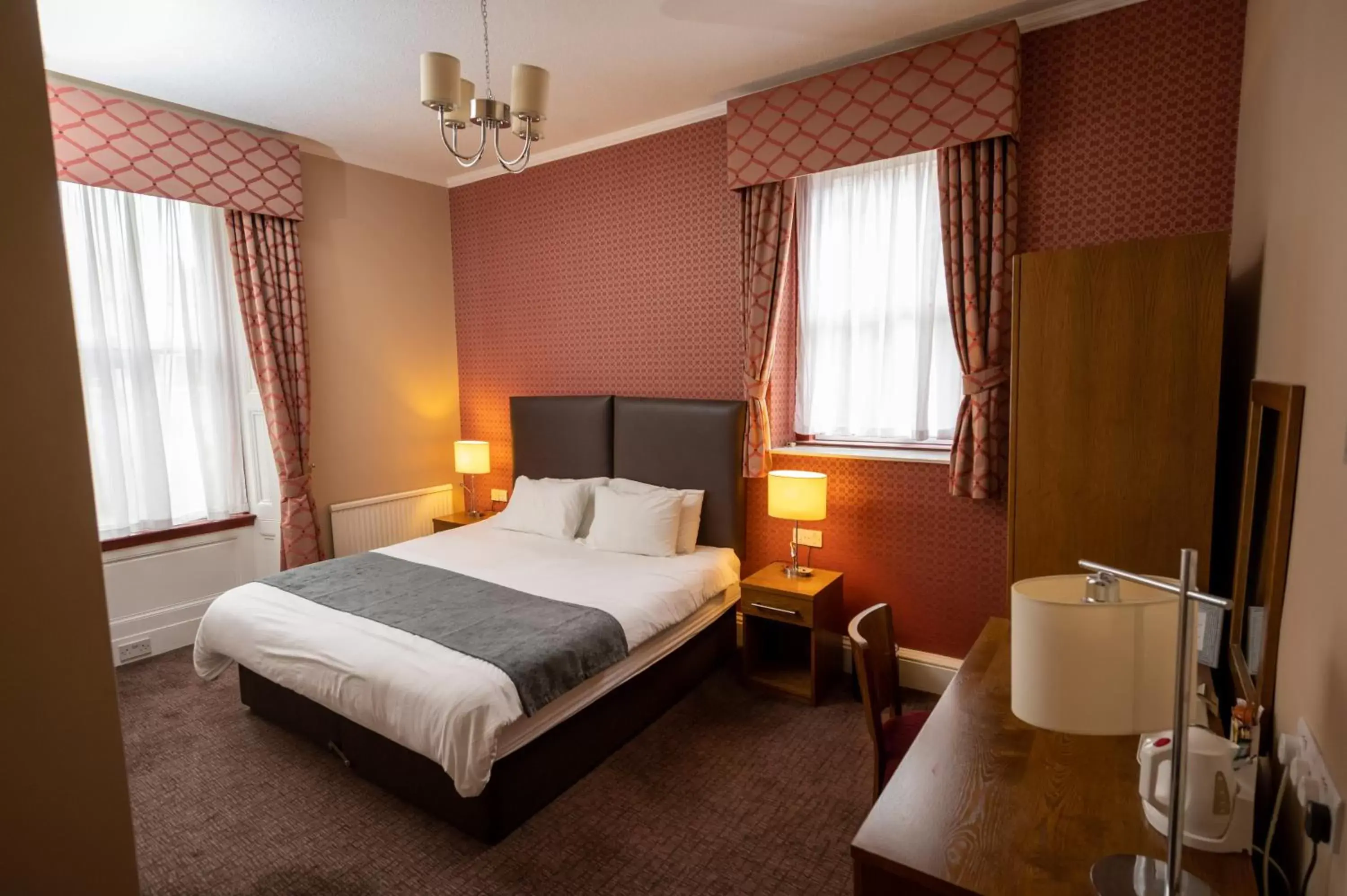 Bedroom, Bed in Hampton Hotel by Greene King Inns