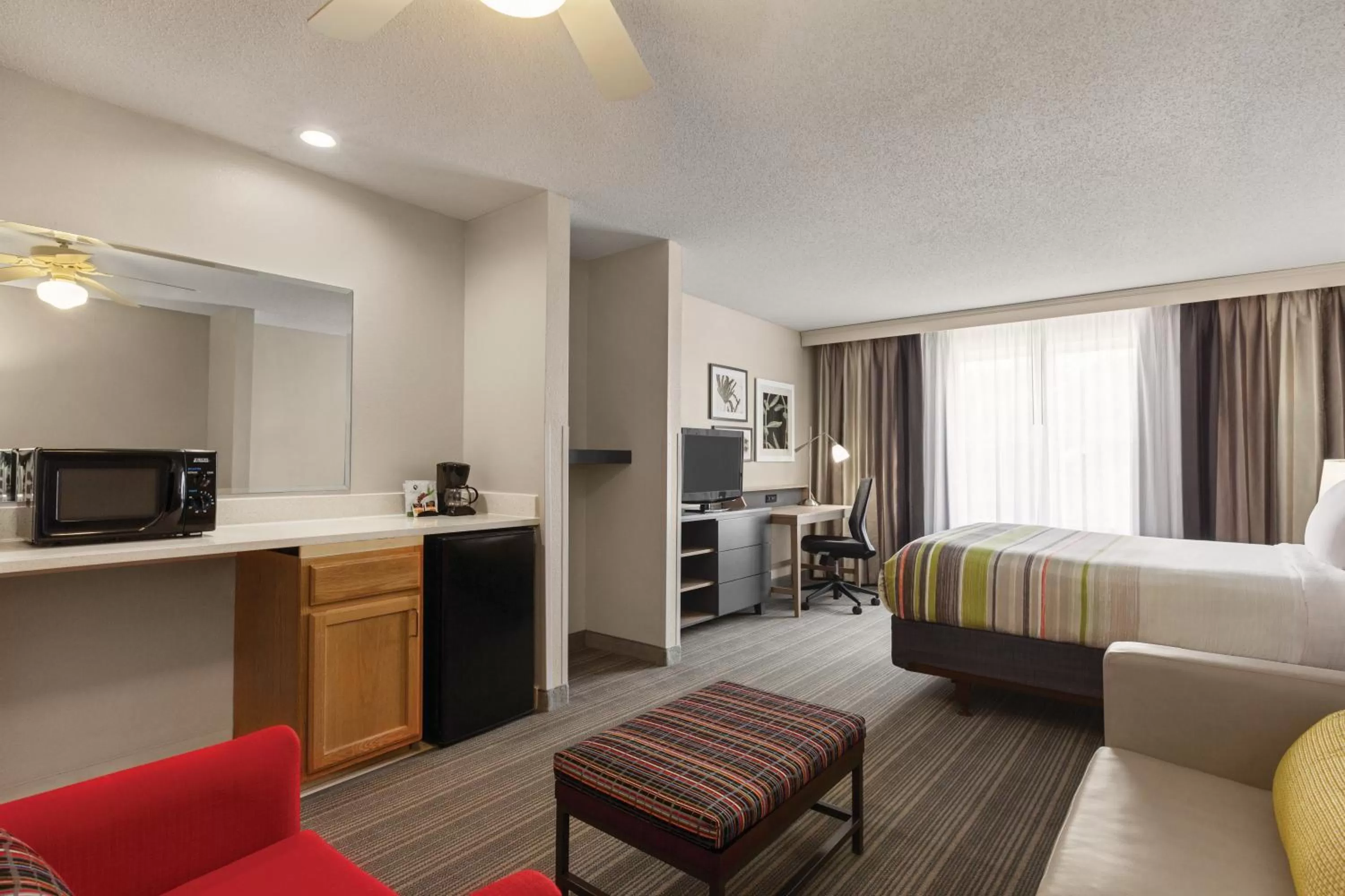 TV and multimedia, Bed in Country Inn & Suites by Radisson, Beaufort West, SC