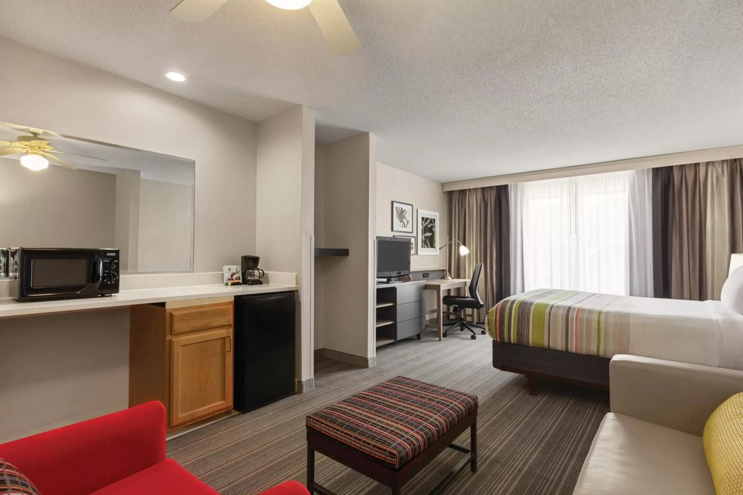 TV and multimedia, Bed in Country Inn & Suites by Radisson, Beaufort West, SC TV and multimedia, Bed in Country Inn & Suites by Radisson, Beaufort West, SC