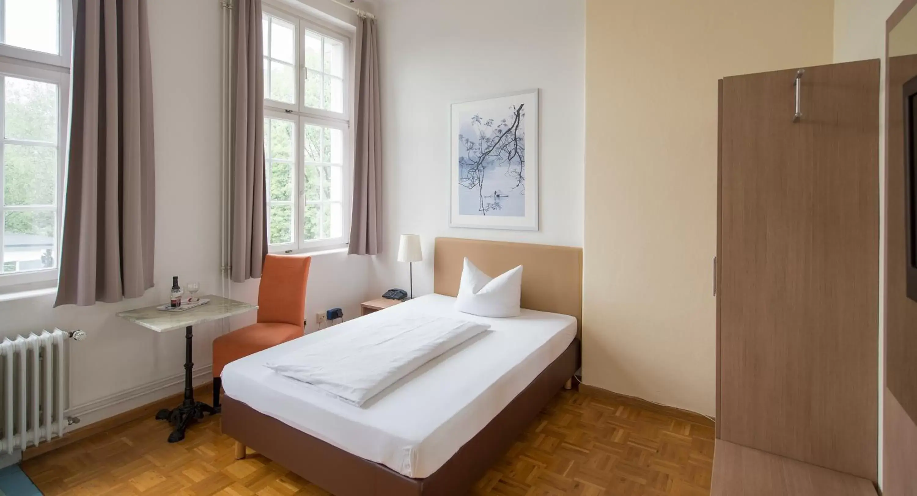 Day, Bed in Apartment Hotel Konstanz
