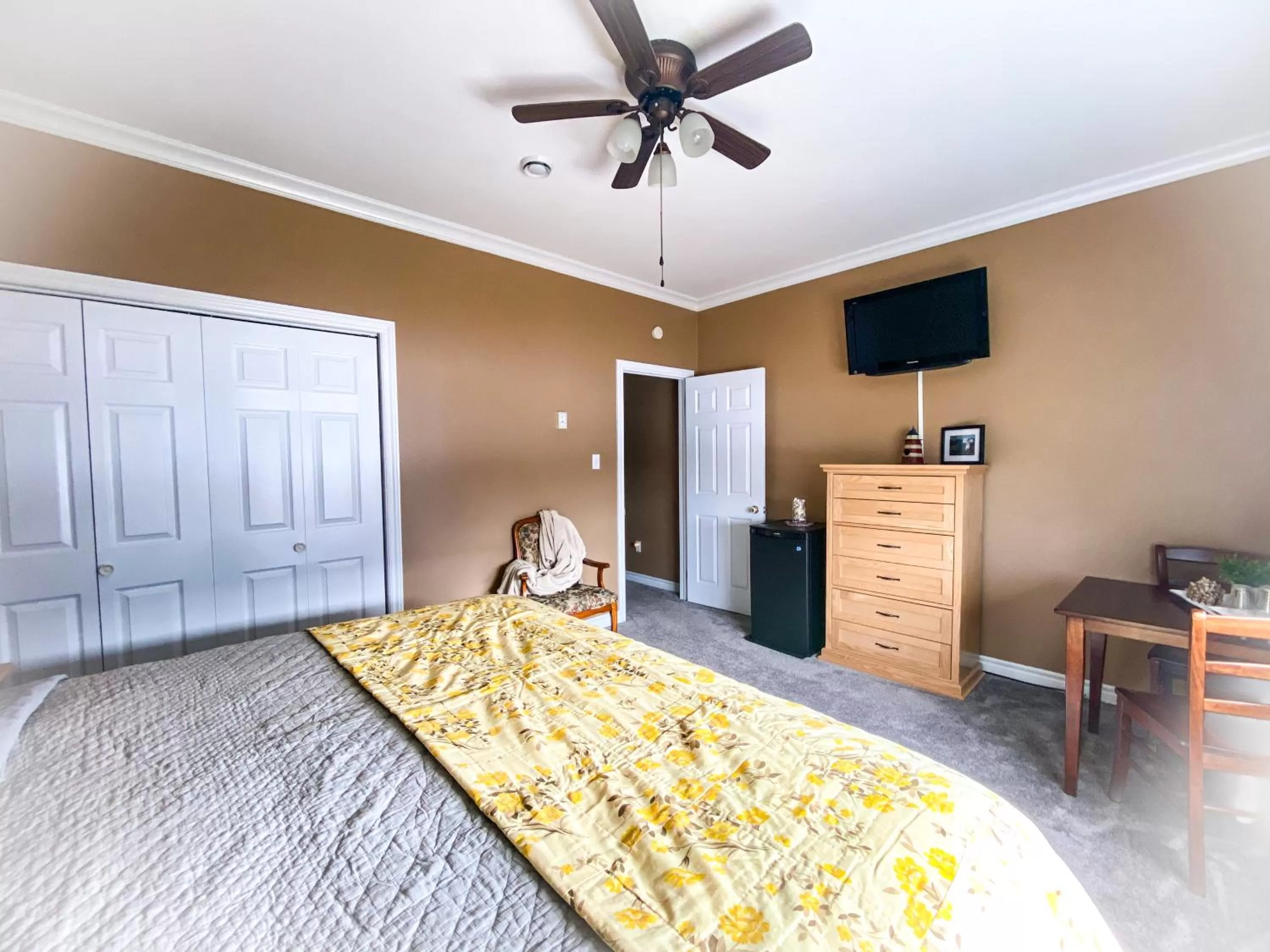 Bed in Sea Breeze Bed & Breakfast and RV Park