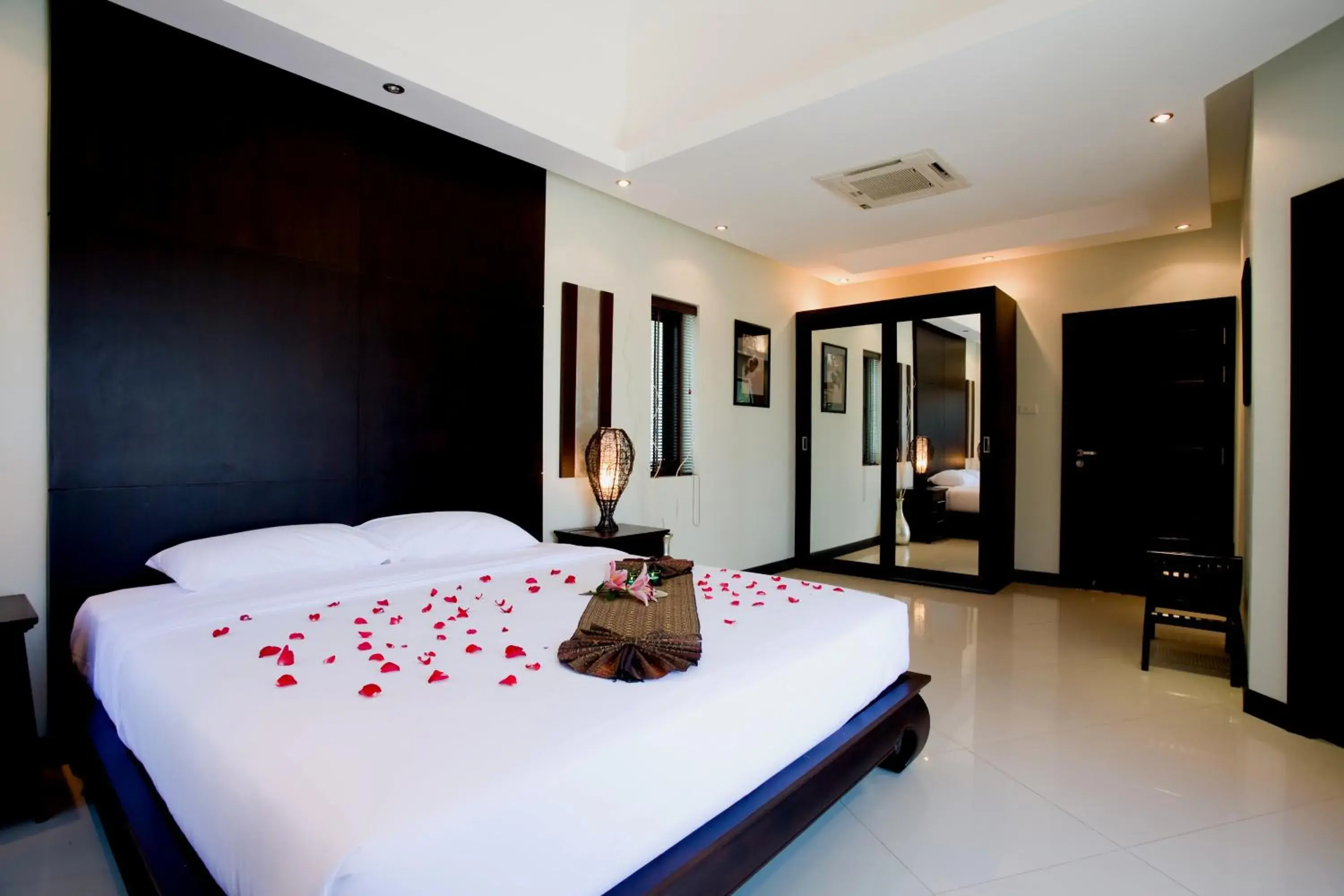 Bedroom, Bed in Palm Grove Resort, Pattaya
