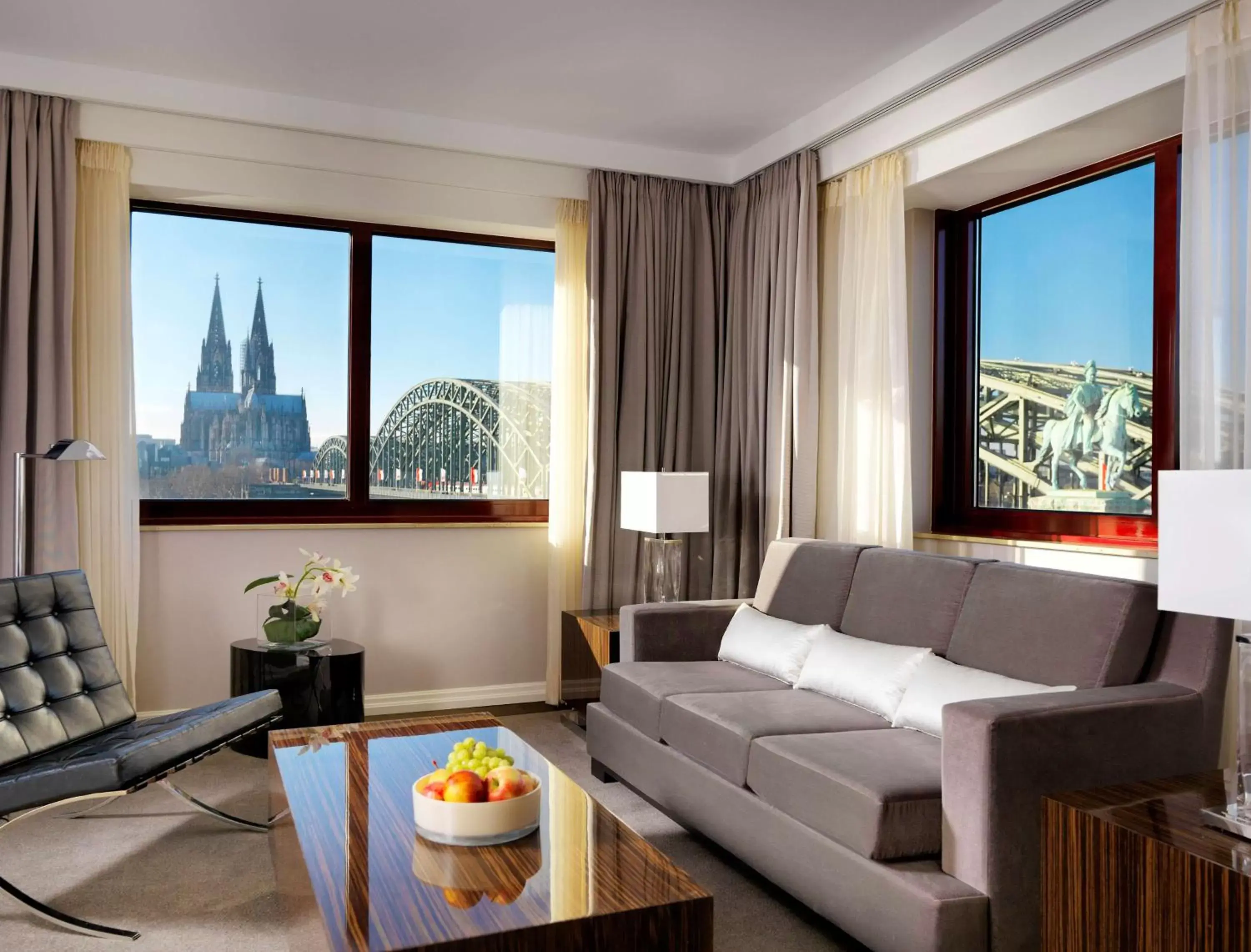 Photo of the whole room, Seating Area in Hyatt Regency Köln