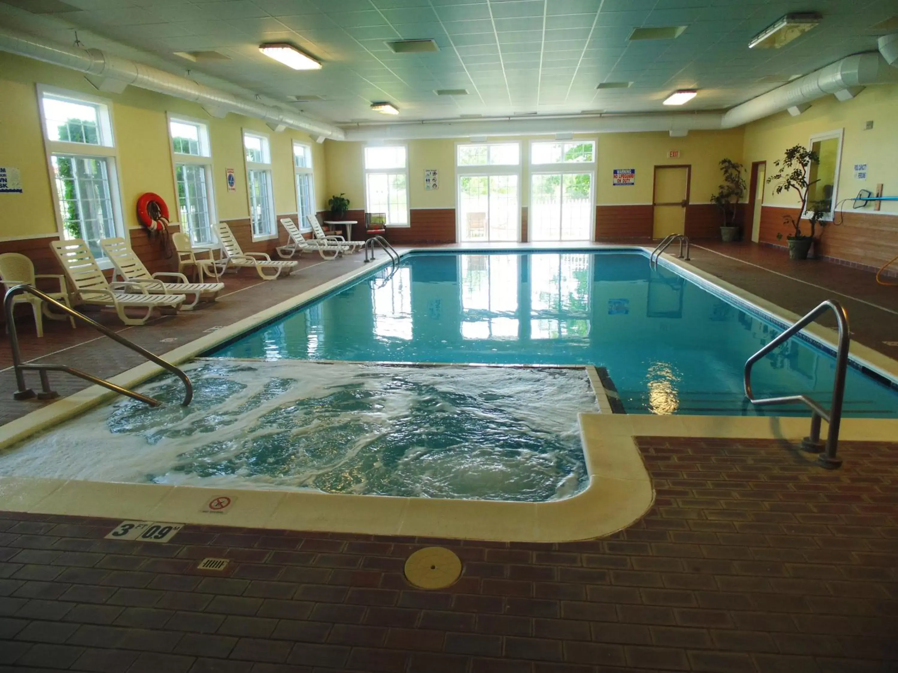 Swimming Pool in American Inn and Suites Houghton Lake