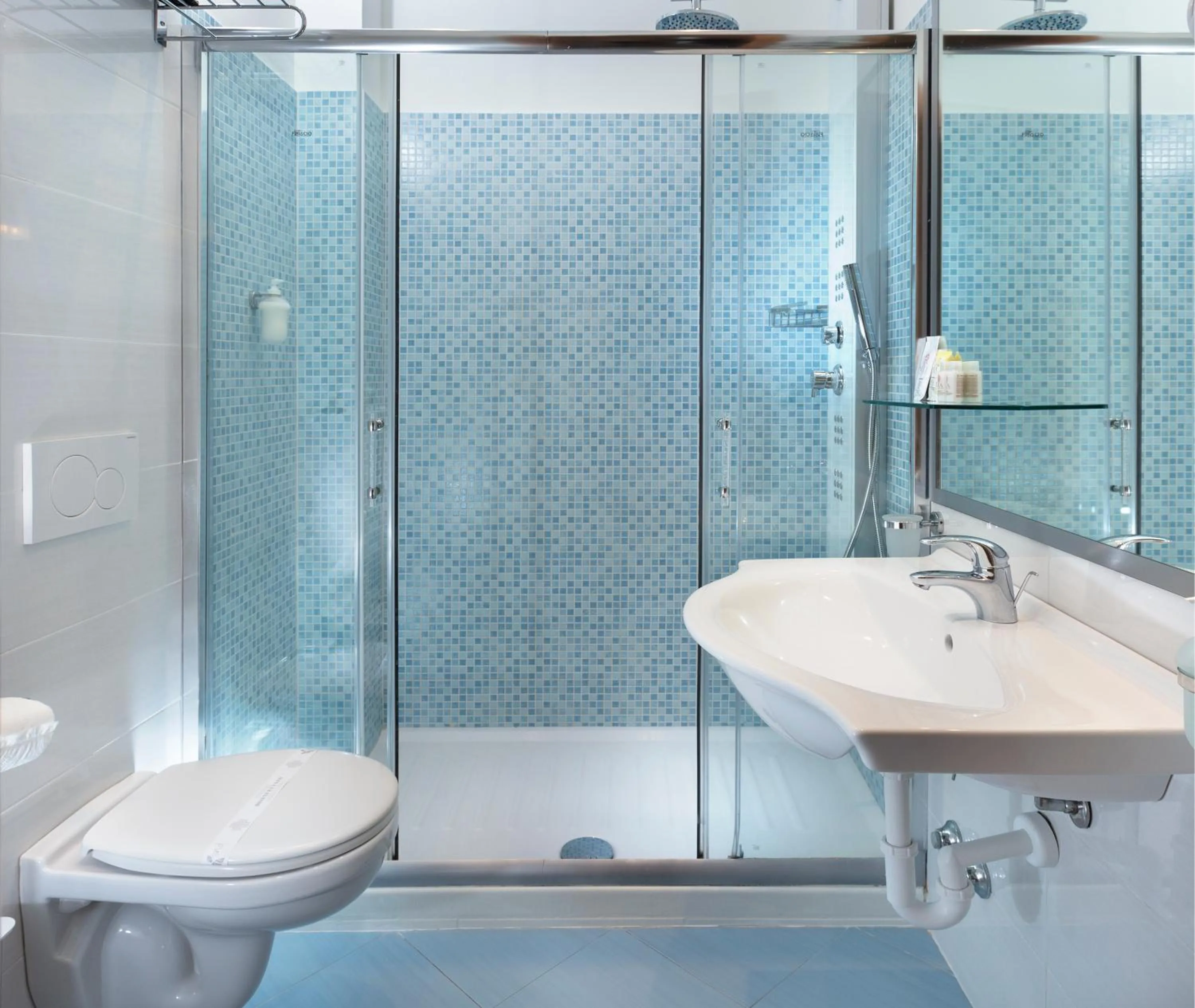 Bathroom in Hotel Gallia Palace