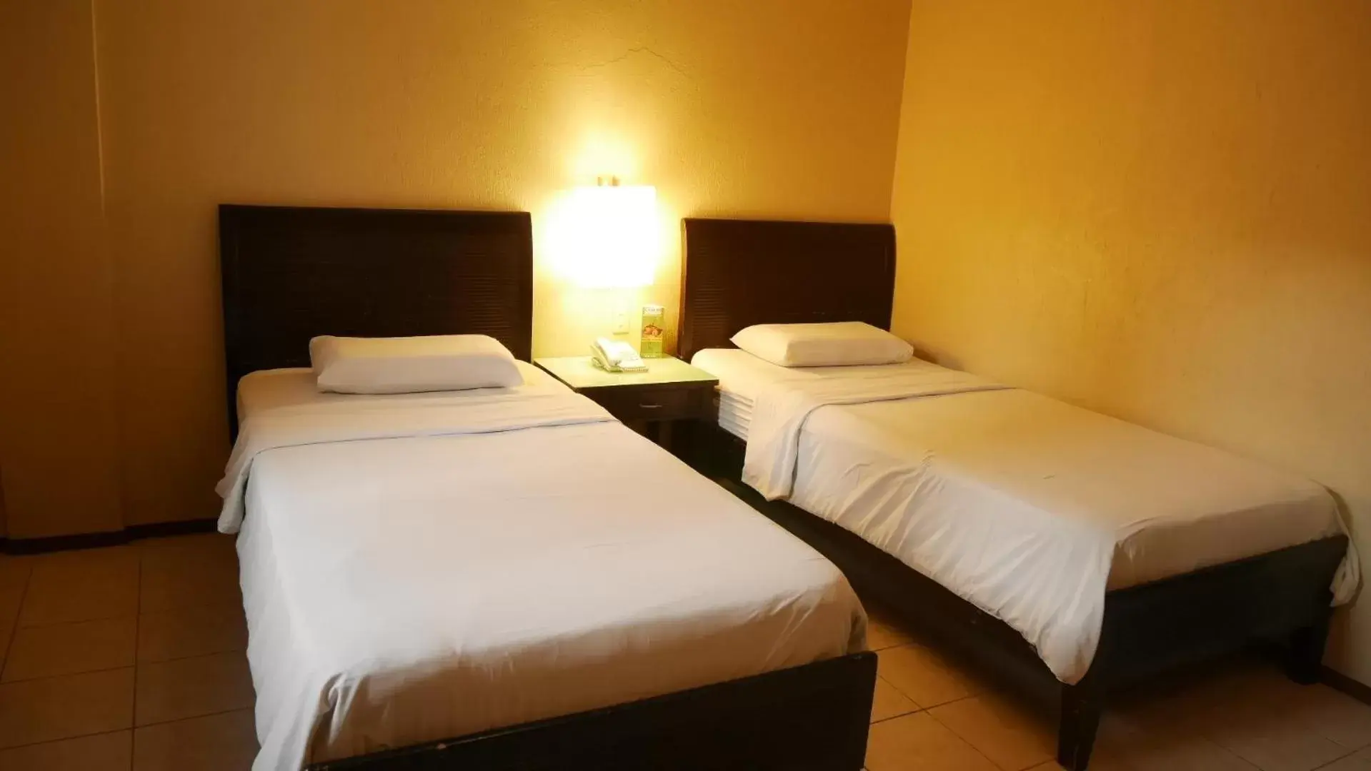 Bed in Circle Inn Hotel and Suites Bacolod