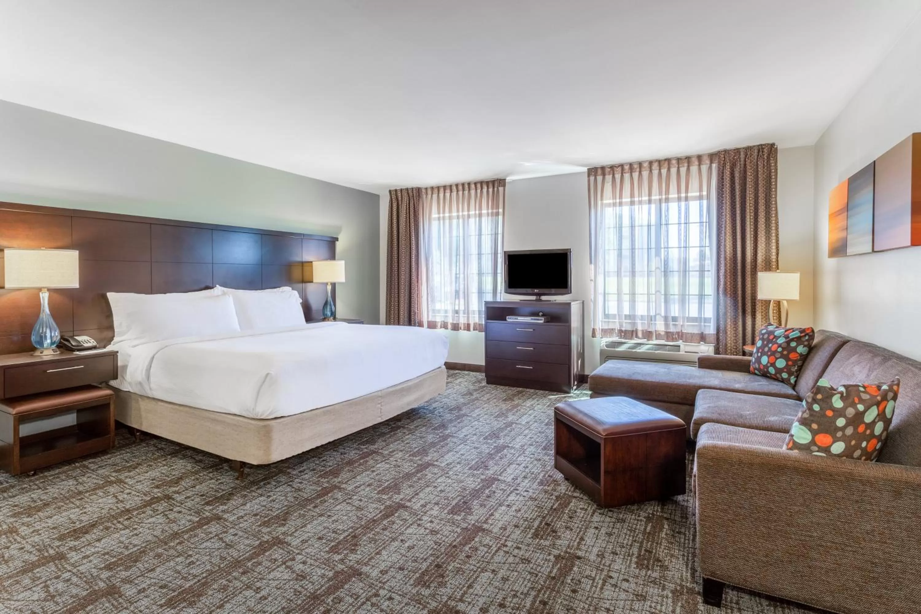 Photo of the whole room, Bed in Staybridge Suites Davenport by IHG