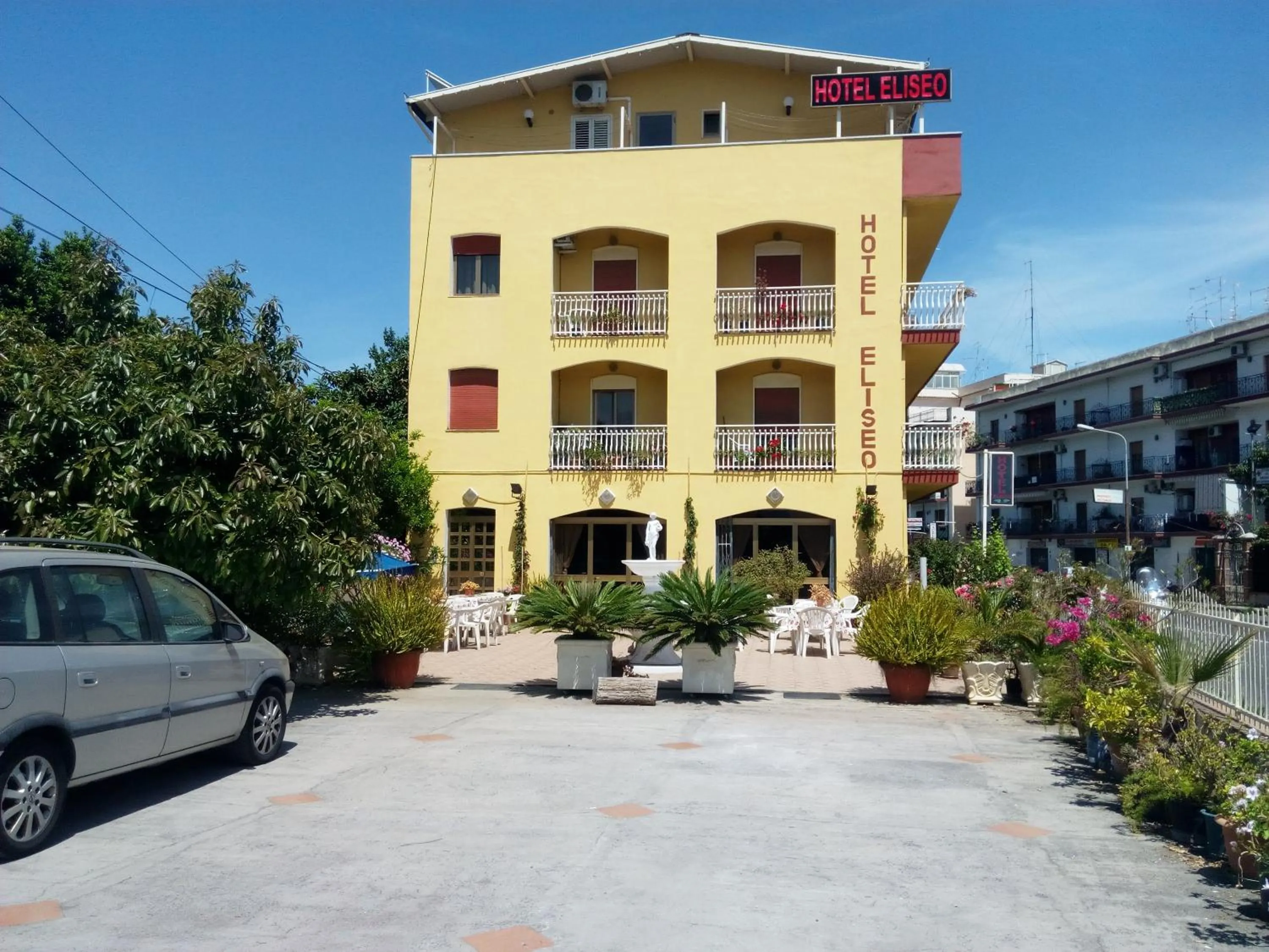 Facade/entrance in Hotel Eliseo