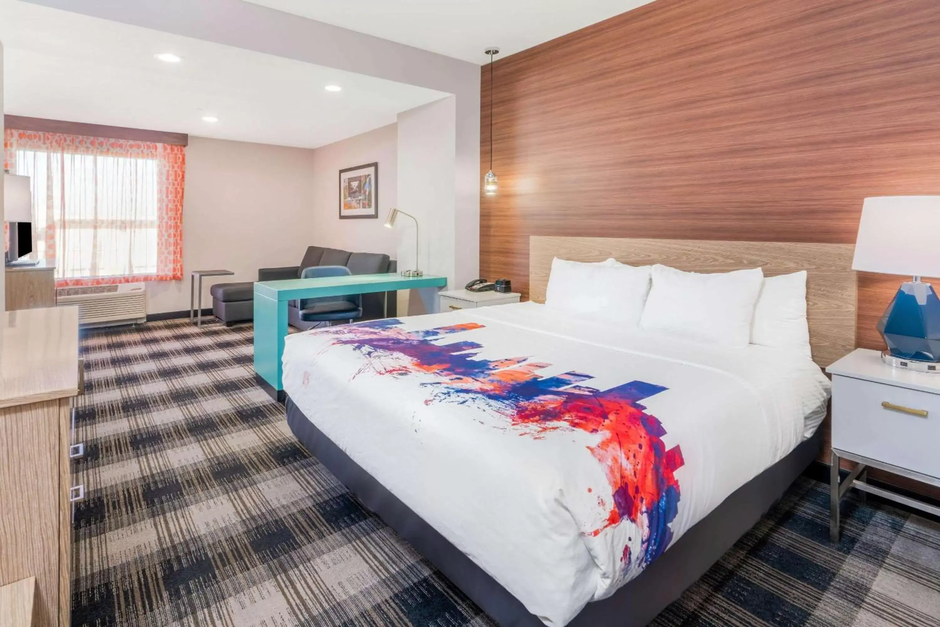 Bed in La Quinta by Wyndham Oklahoma City Airport