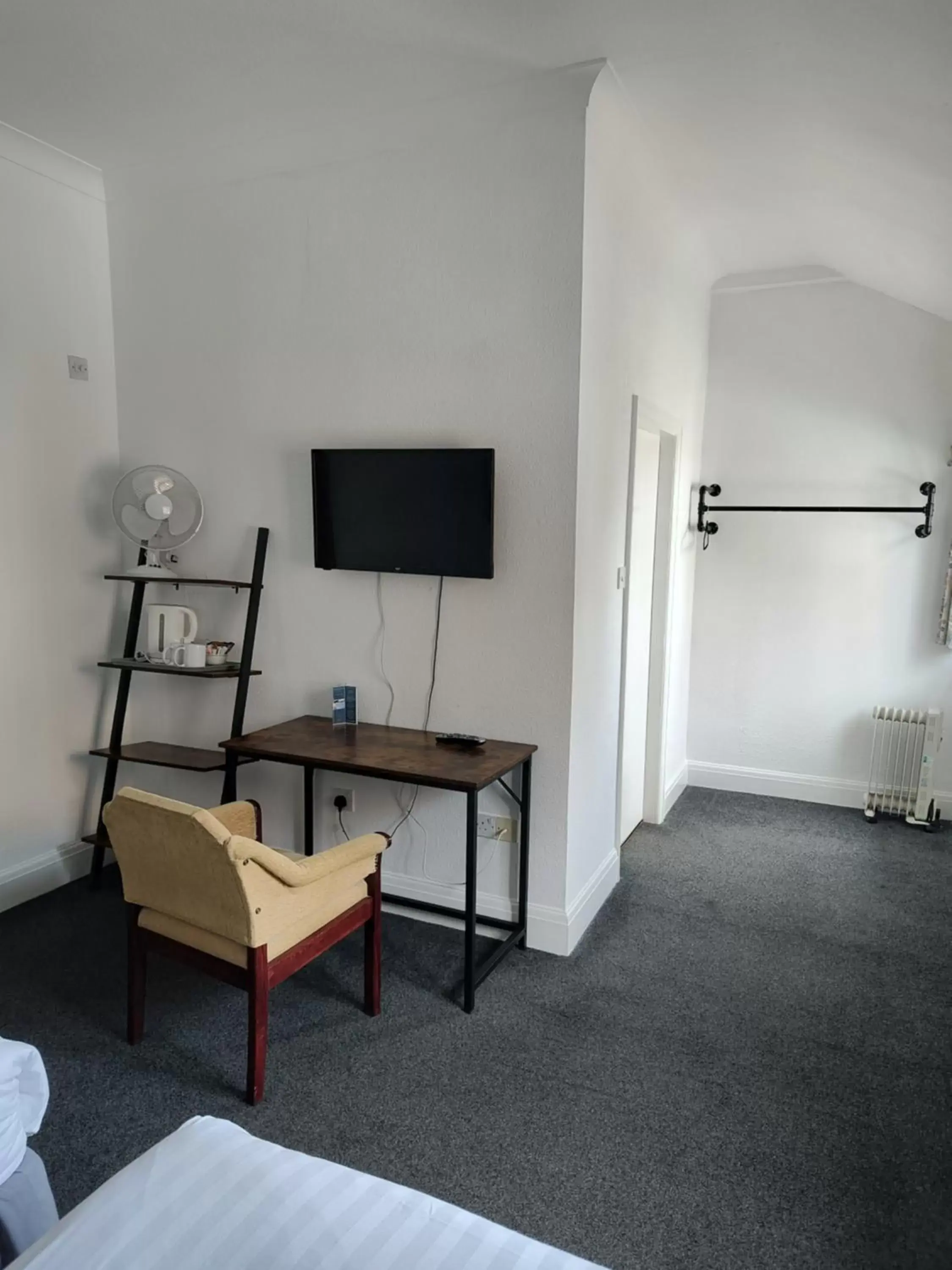 Bedroom, TV/Entertainment Center in The Northwick Arms Hotel