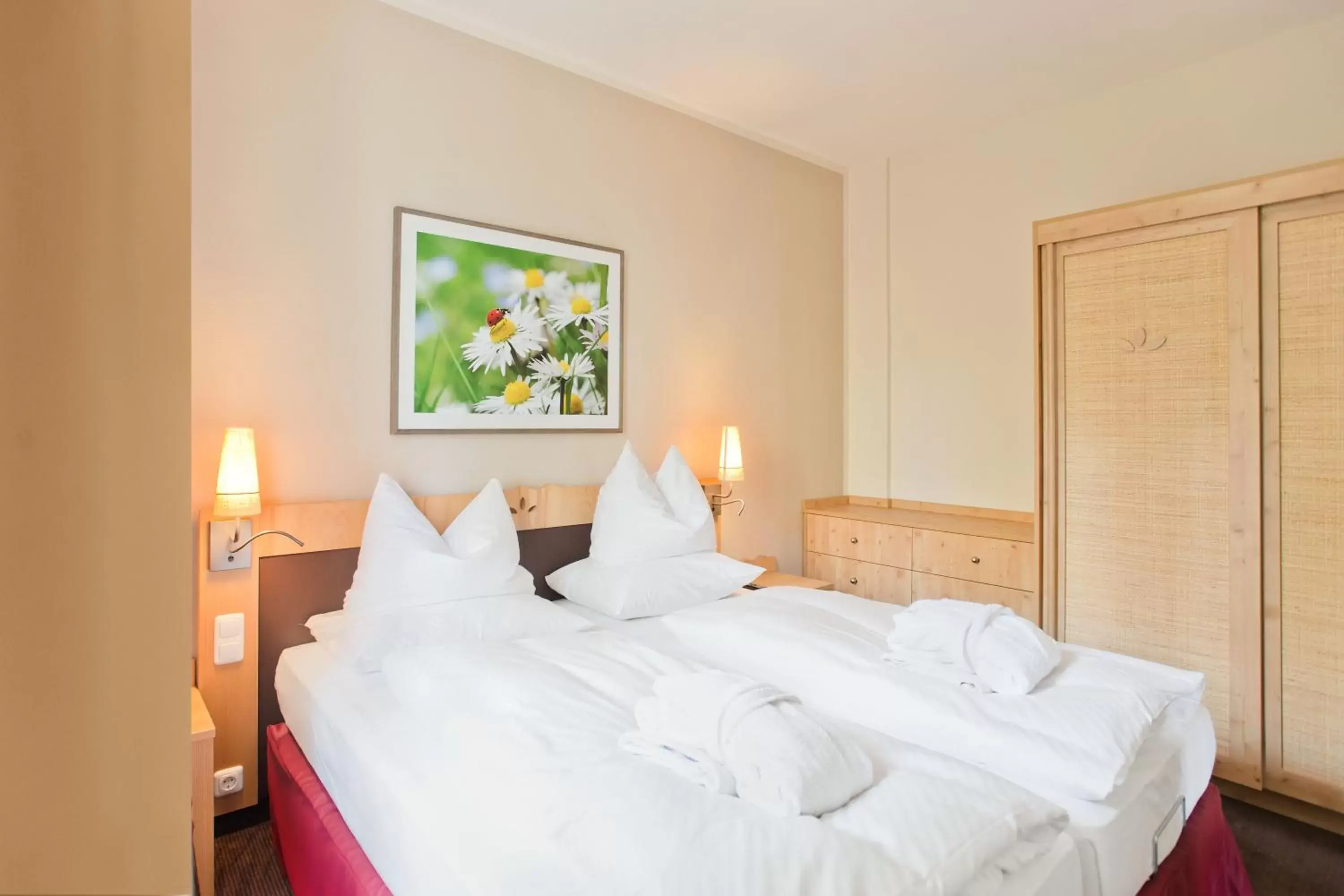 Bedroom, Bed in H+ Hotel & SPA Friedrichroda