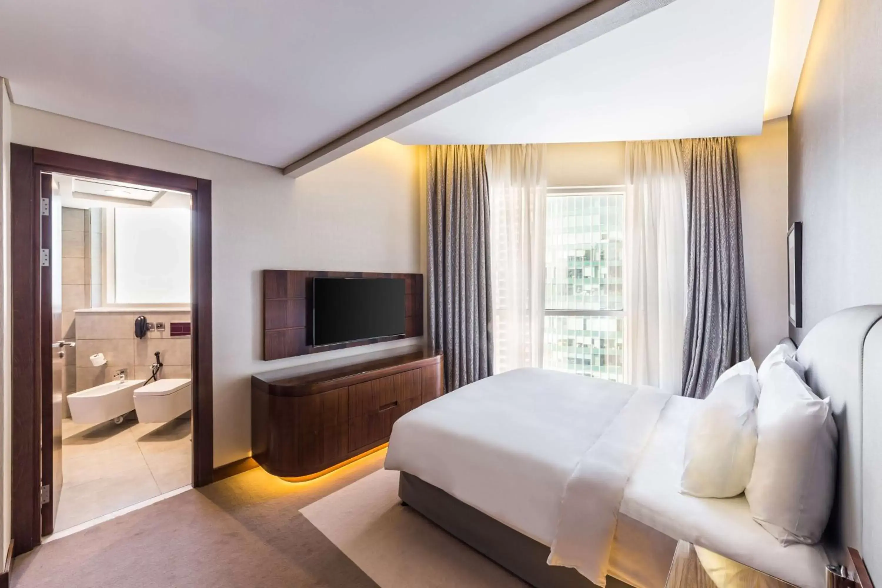 Bedroom, TV/Entertainment Center in Radisson Blu Hotel, Dubai Waterfront