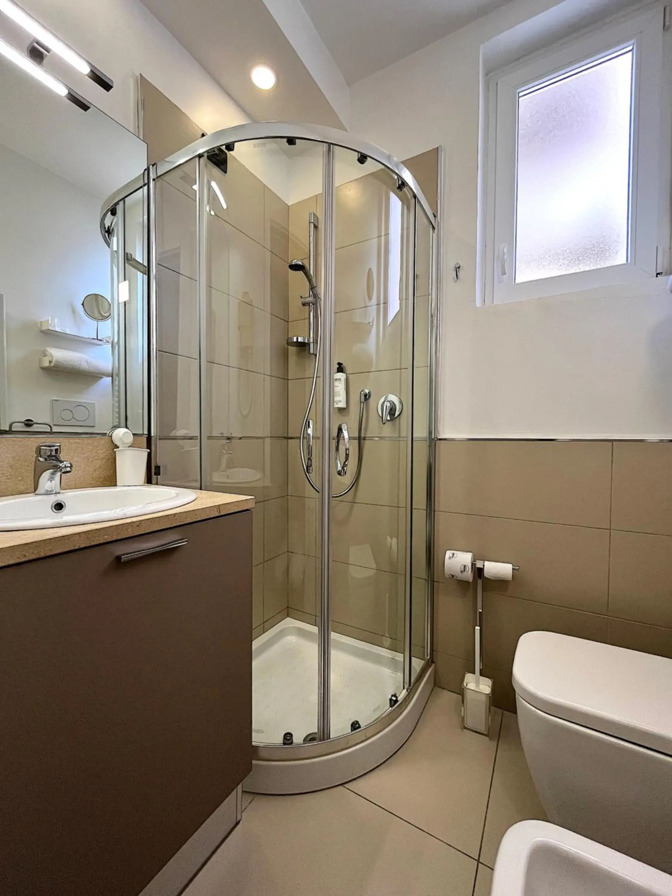 Shower, Bathroom in Hotel Regina