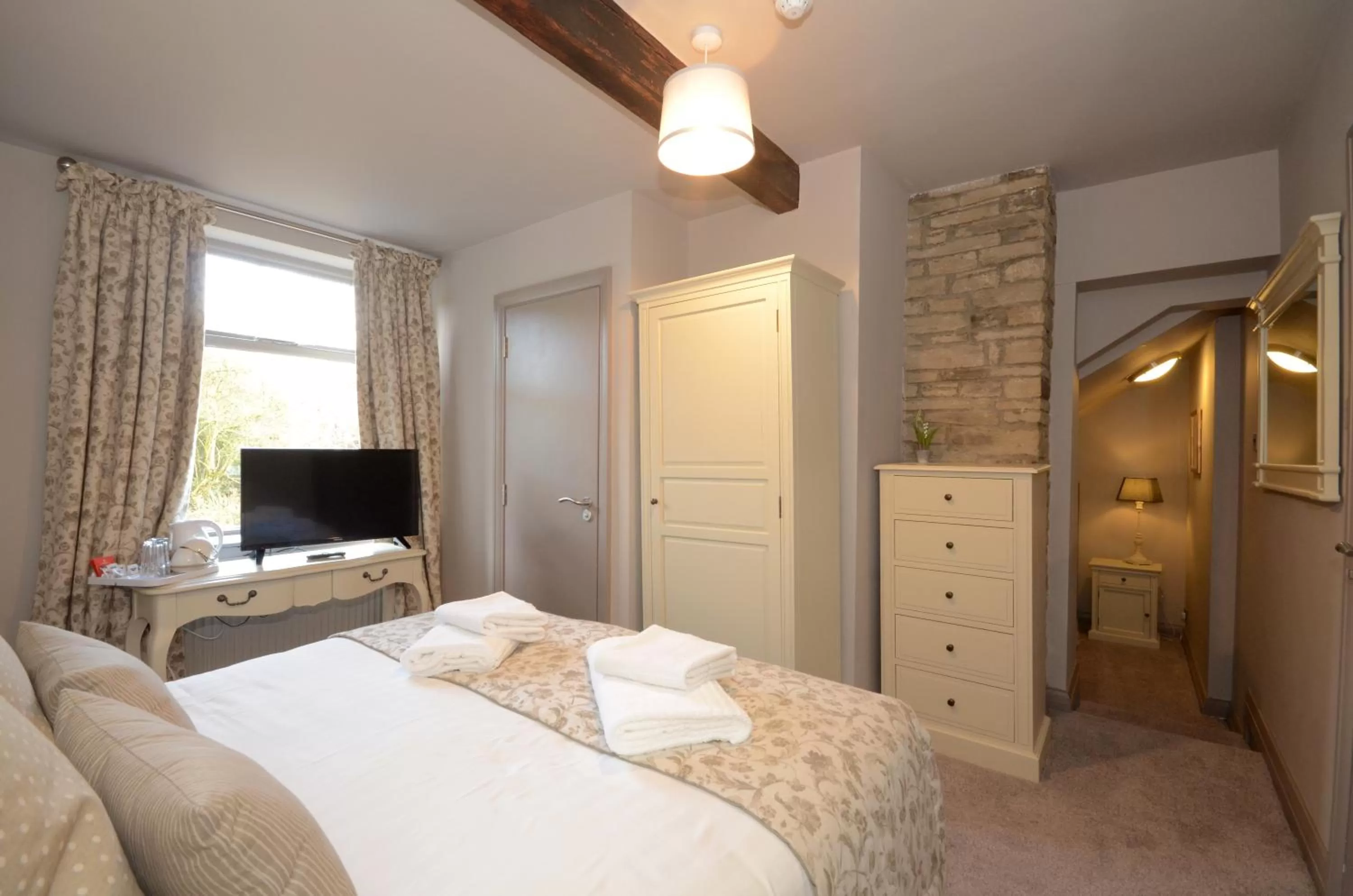 Bedroom, Bed in The Alma Inn