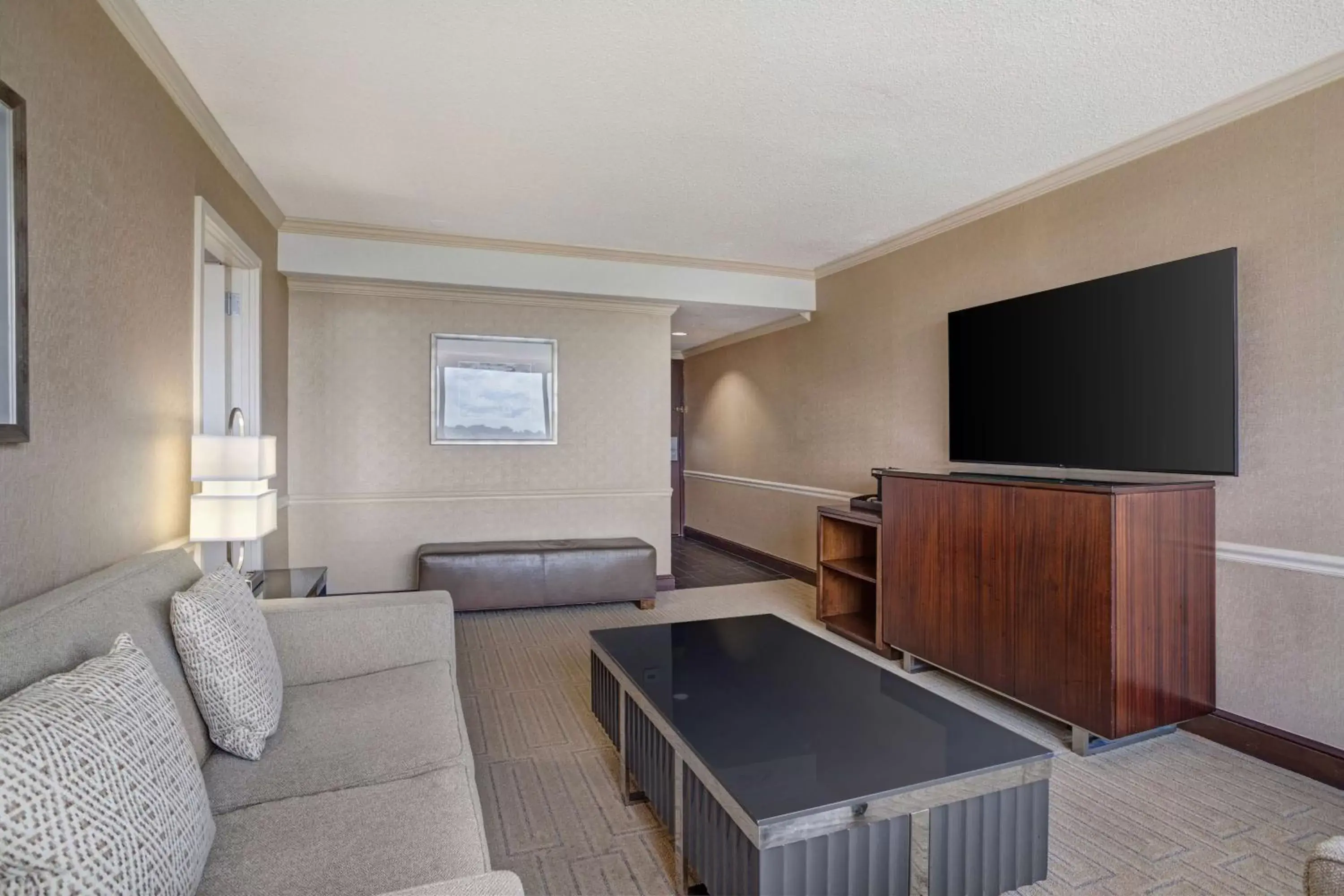 Living room, TV/Entertainment Center in Hilton Arlington National Landing
