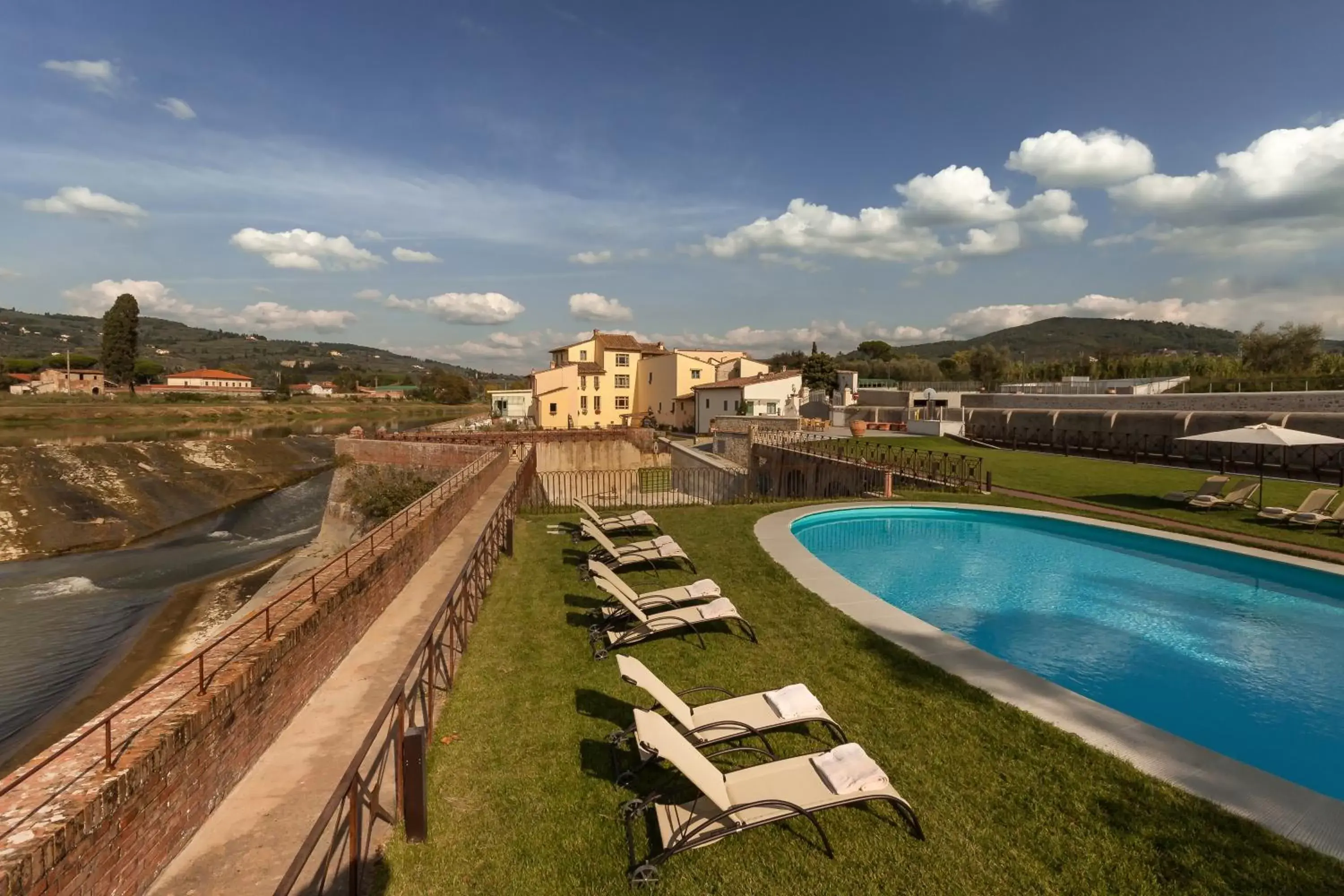 Facade/entrance, Pool View in Hotel Mulino di Firenze - WorldHotels Crafted