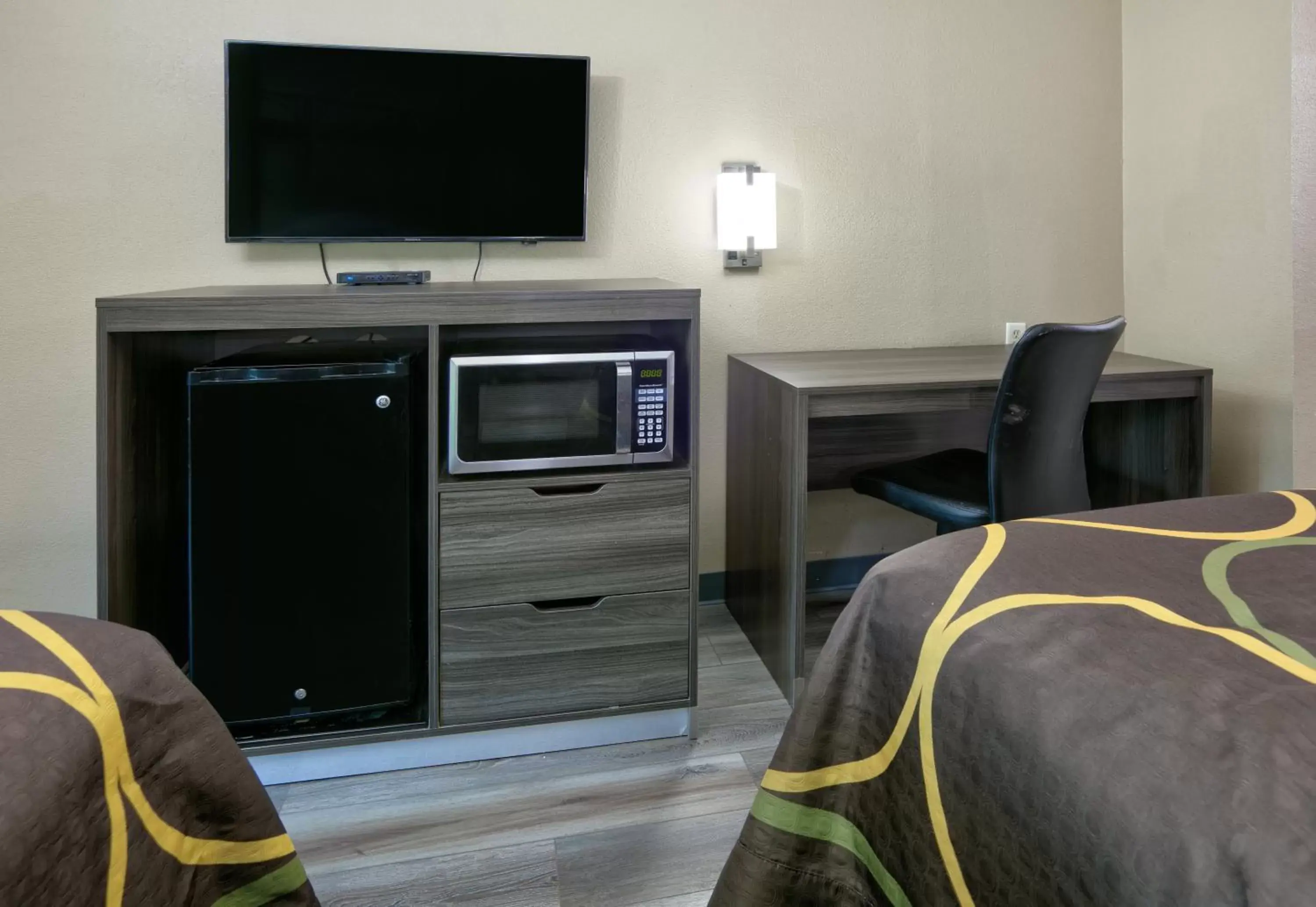 TV and multimedia, TV/Entertainment Center in Super 8 by Wyndham Mobile/Tillmans Corner