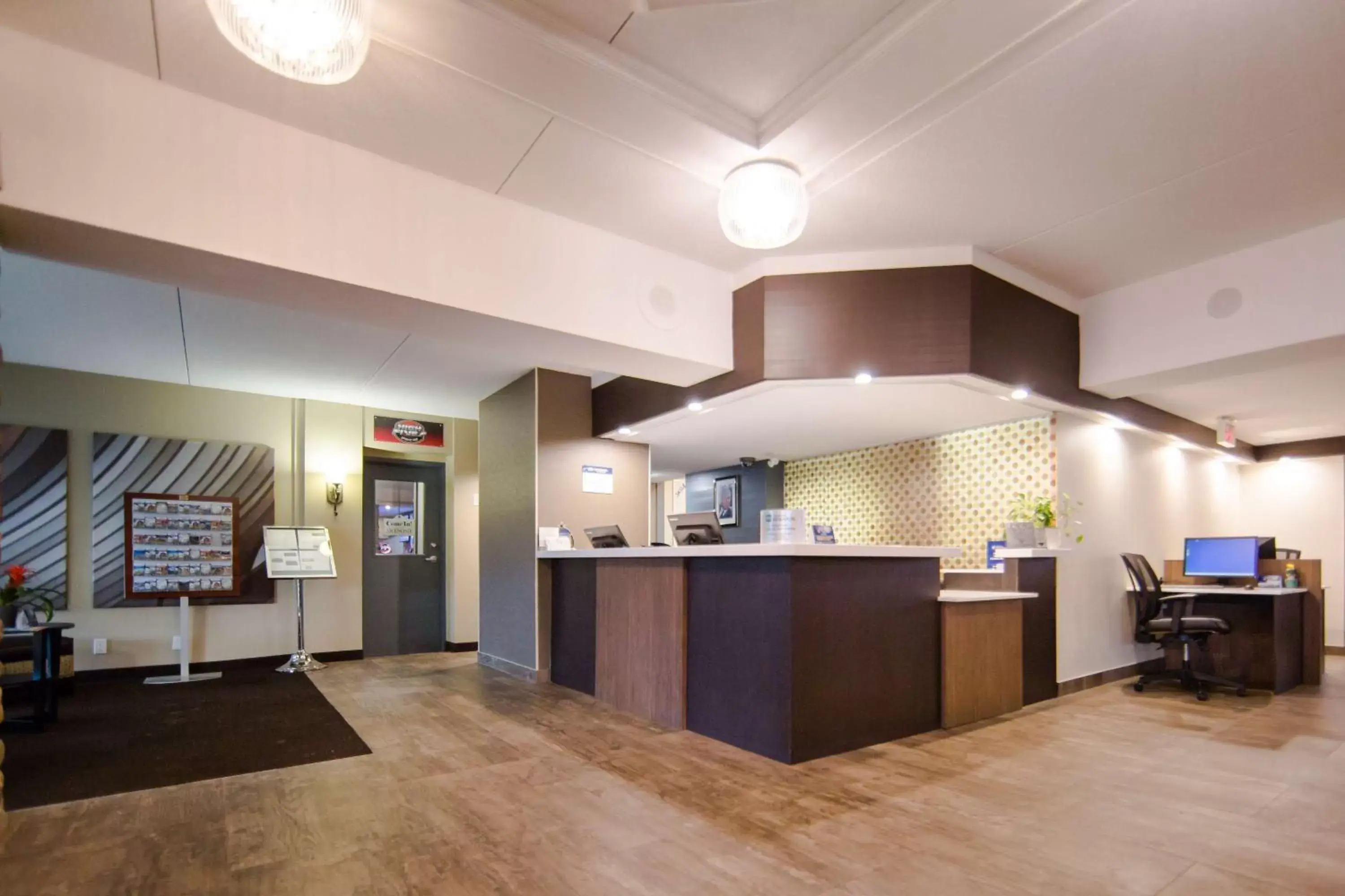 Lobby or reception, Kitchen/Kitchenette in Best Western Plus Ottawa Kanata Hotel and Conference Centre