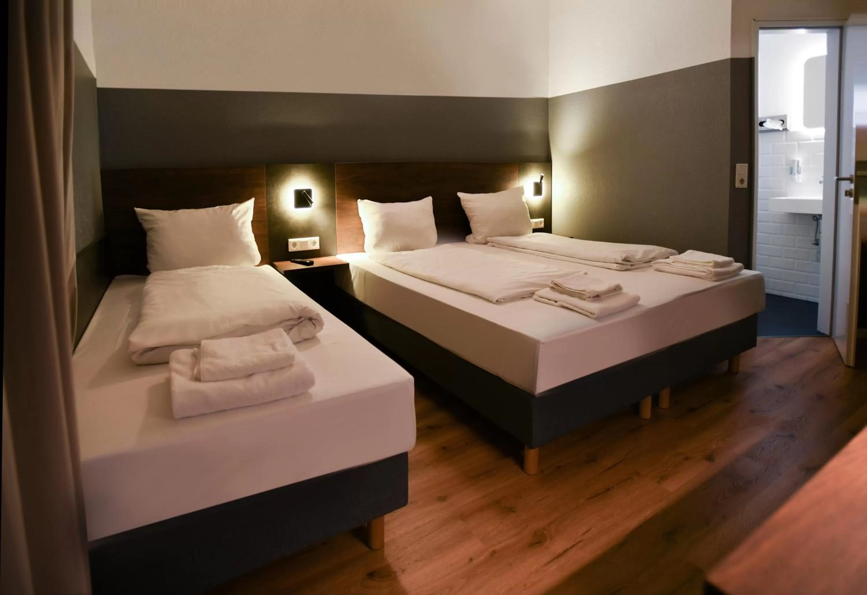 Bed in Hotel Apadana Frankfurt