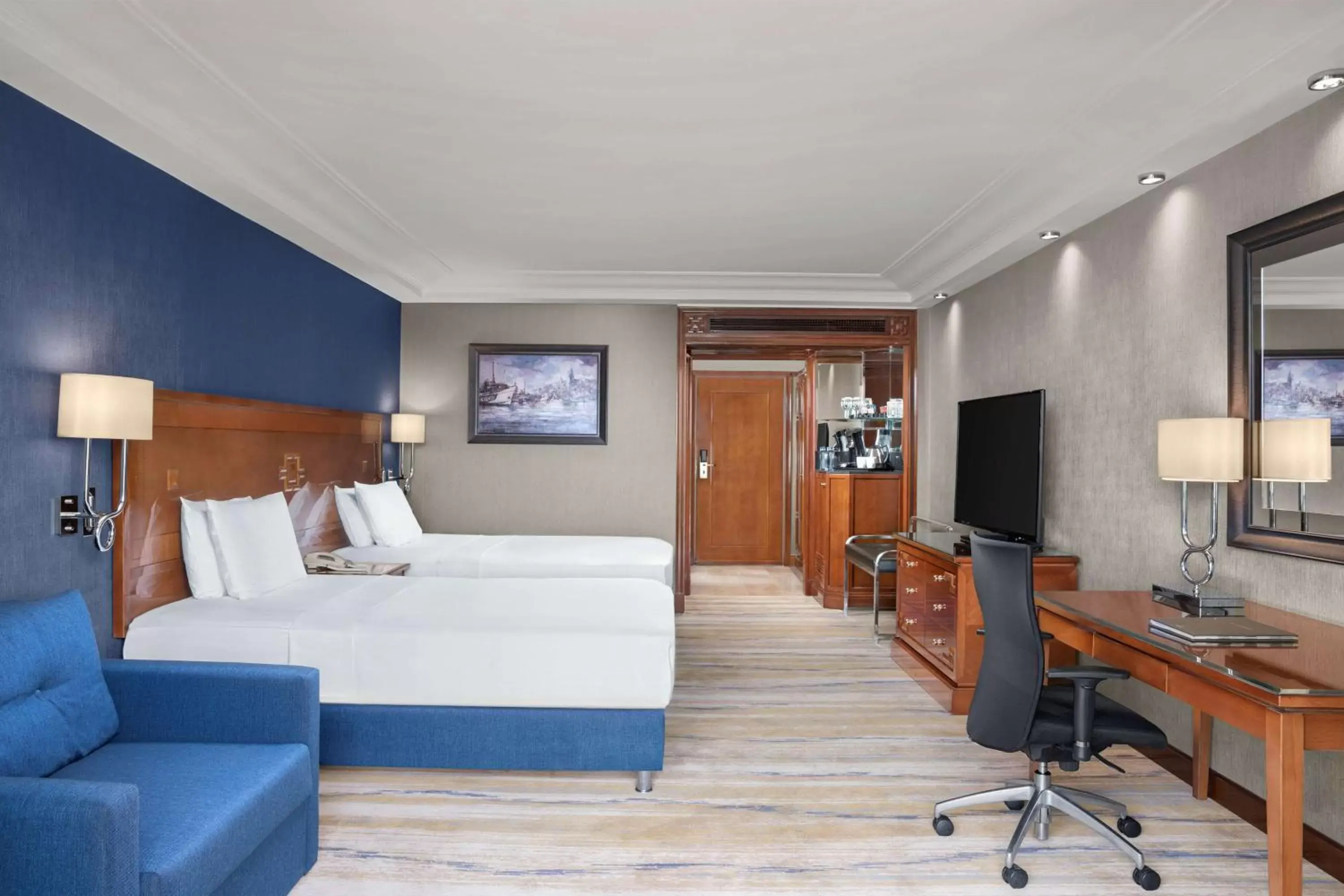 Bed, TV/Entertainment Center in Hilton Istanbul Bosphorus