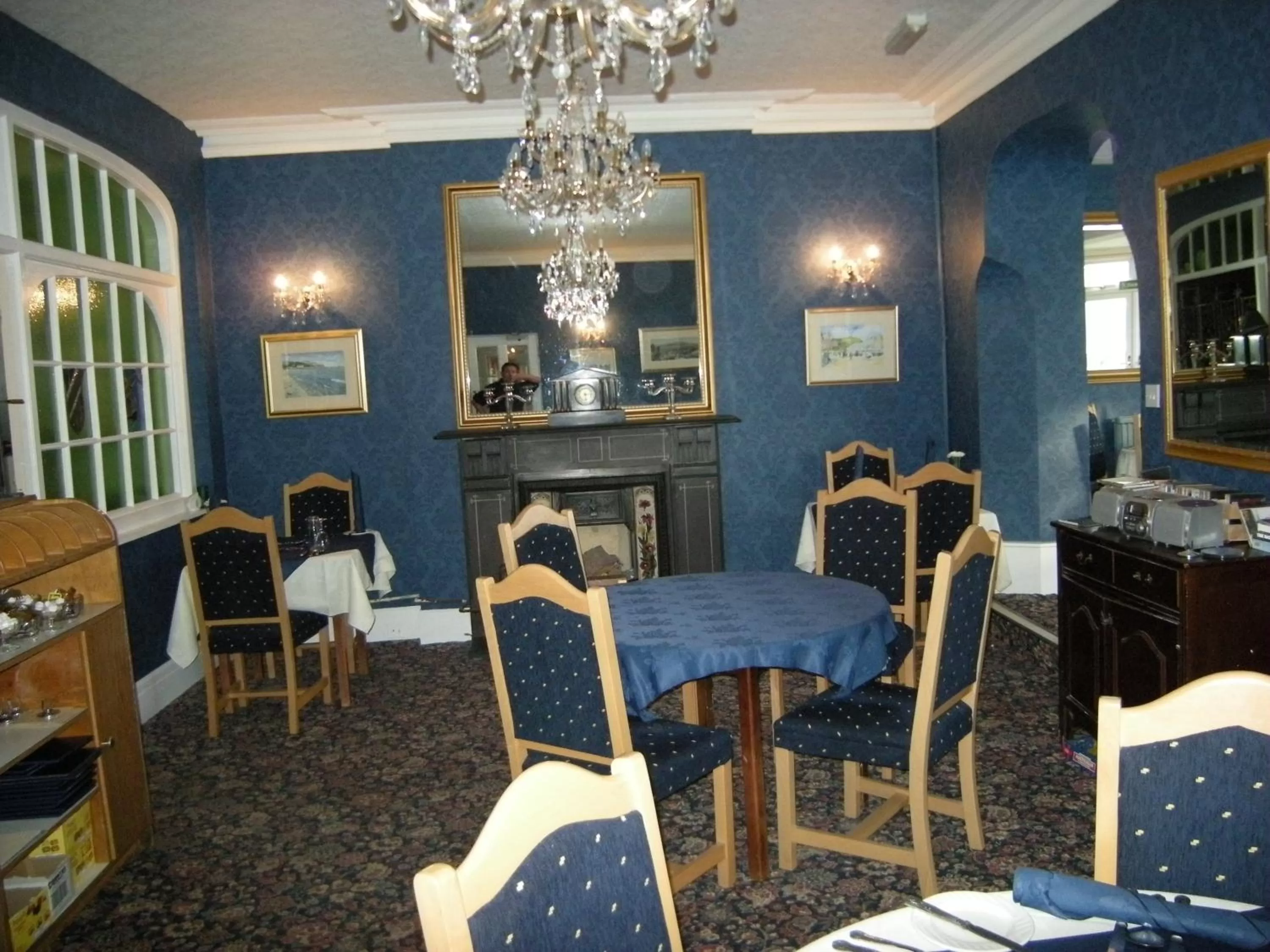 Restaurant/places to eat in Headlands Hotel