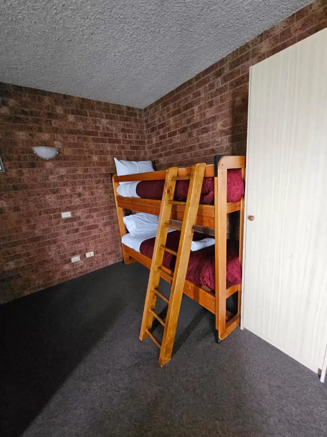 Bedroom, Bunk Bed in Courtyard Motor Inn